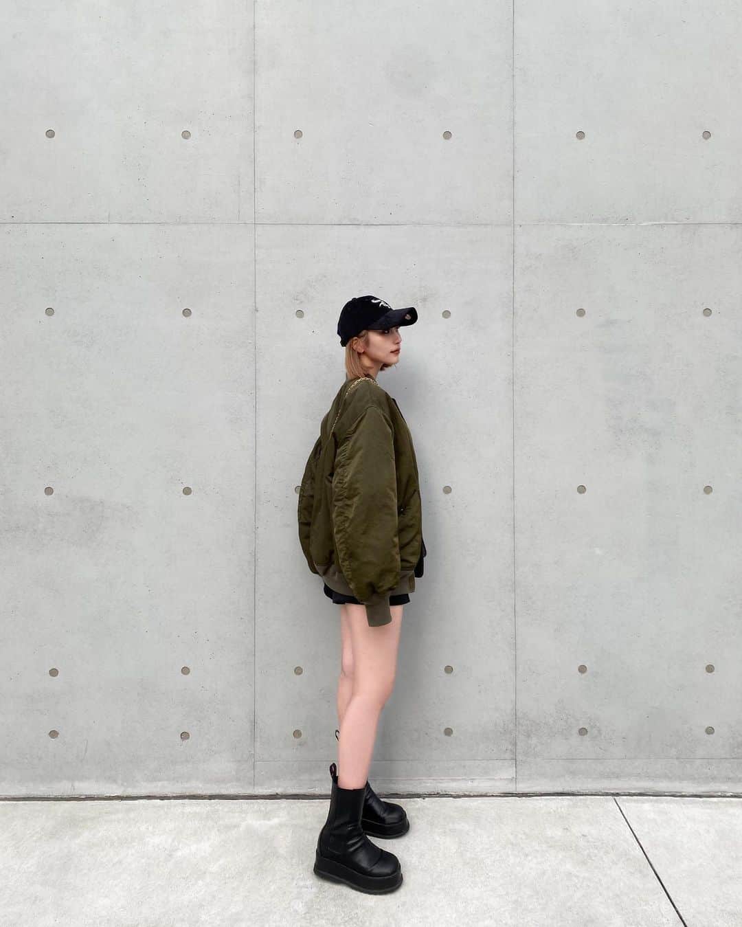 小串未来のインスタグラム：「.  可愛いすぎるMA-1 ◡̈♡ たっぷたぷのボリュームスリーブが ルーズ感出てものすごく好き💕  ブラックも好きやけど MA-1はカーキかわいー！すきー！☺️💕💞  彼氏の借りましたよってかんじの サイズ感が何とも言えない可愛さ。 カジュアルダウンアイテムとして もってこいのMA-1は今年のマストアイテム🥳☝🏻  #DIANTE #DIANTE_STYLE #fashion #outfits #ma1 #ブルゾン  #newera #キャップ #ブーツ」