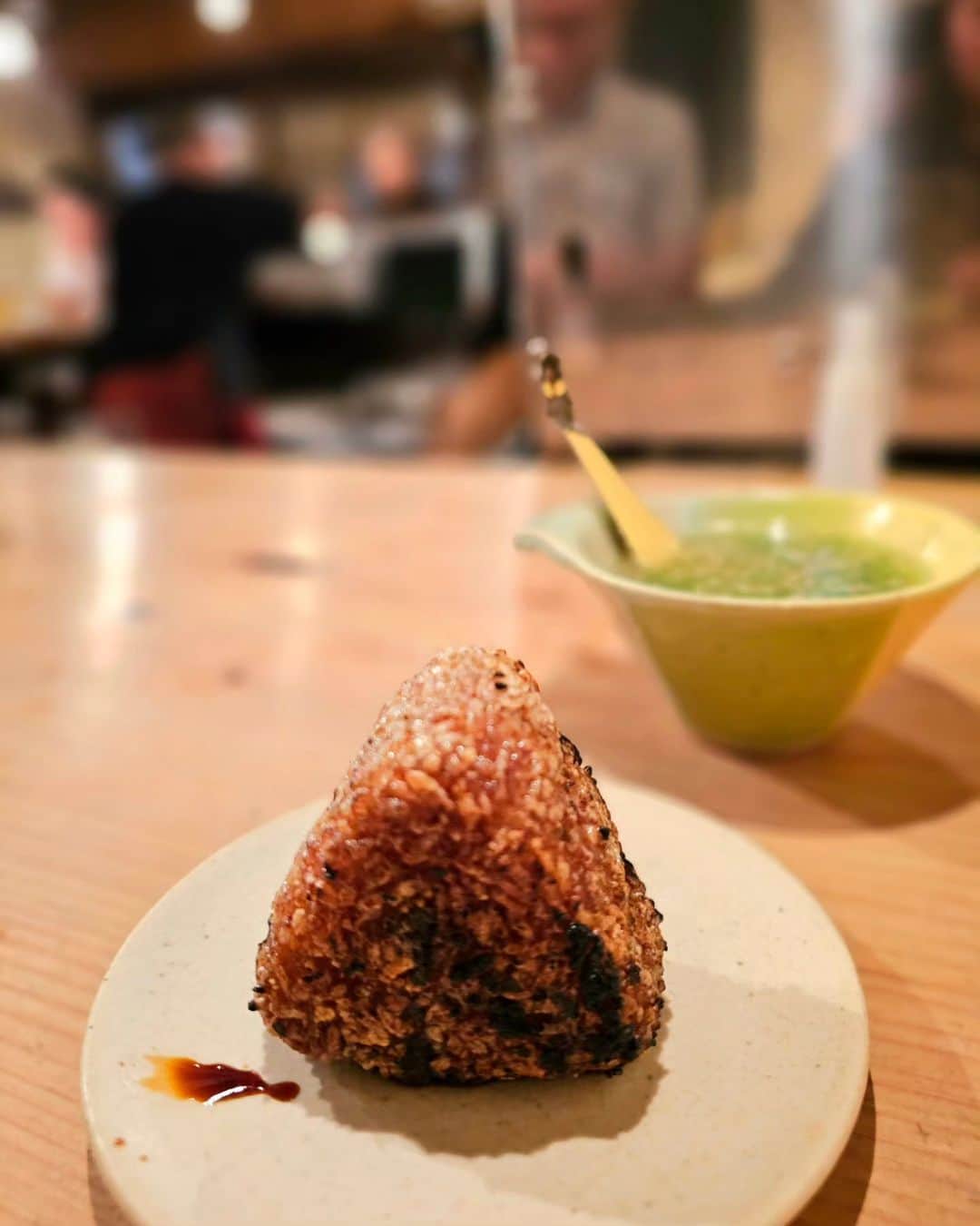 のインスタグラム：「#今日のわくわく  大好きな焼き鳥を 食べに行けるだけで わくわくです😊  最後のしめに選んだのは もちろん焼おにぎり #onigiriaction しよう🎵って 一人呟いたら お店の方に『ナイスです✨』 って誉めていただきました😆  20年来の先輩と久しぶりの ご飯　20年‥ 今、考えれば超未熟な頃から いろいろ教えてもらいました。  張り切りすぎて次の日 声出なくなったり‥😅  経験が重なって今がある  今日もすべてに感謝の１日でした😊」