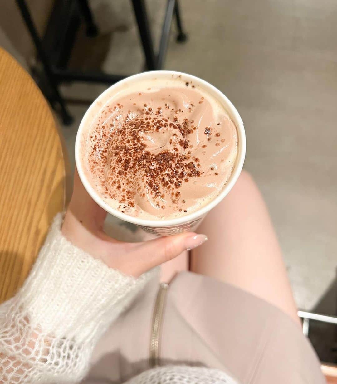 のインスタグラム：「popup期間中、糖分摂取したいときずっと飲んでた🥹🤎 チョコレートムースラテ🍫🤎 でも、私コーヒー飲めないからショット抜きにしてアーモンドミルク変更にしてカスタムして飲んでいました☺️おすすめ☃️  2枚目の、パールフィンガーブレスレット♡♡ リングとブレスレットが一緒になっていて、他にはないデザインで可愛いでしょ🤭✨🫶🏻  popupで先行販売していて、オンラインでは今週金曜日からです🌙 ぜひお揃いしましょ〜」