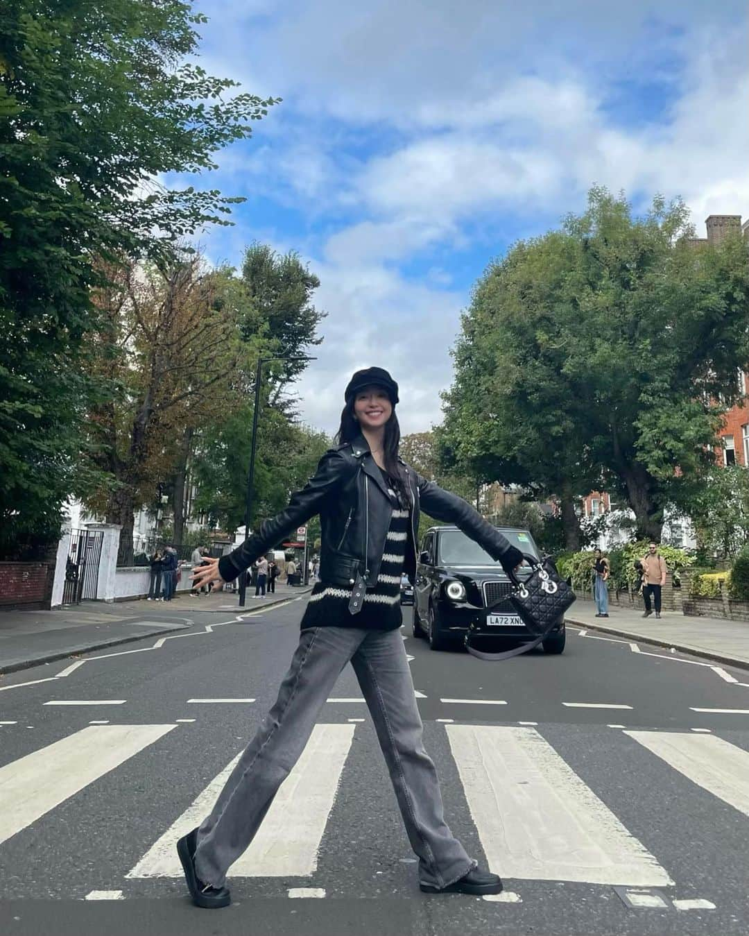 松島花のインスタグラム：「: 旅の思い出🇬🇧ロンドン・アビーロード編🎸 あの有名な横断歩道を渡ってきました❣️ たくさんの人が順番で写真を撮る中🤳 いざ自分の番が来たら、テンパり手と脚が 一緒になるという最大のミス🤣🤣🤣 : 母がビートルズが大好きなので、 お土産たくさん買って帰りました🎶 : #旅の記録 #✈️ #London  #AbbeyRoad #TheBeatles」