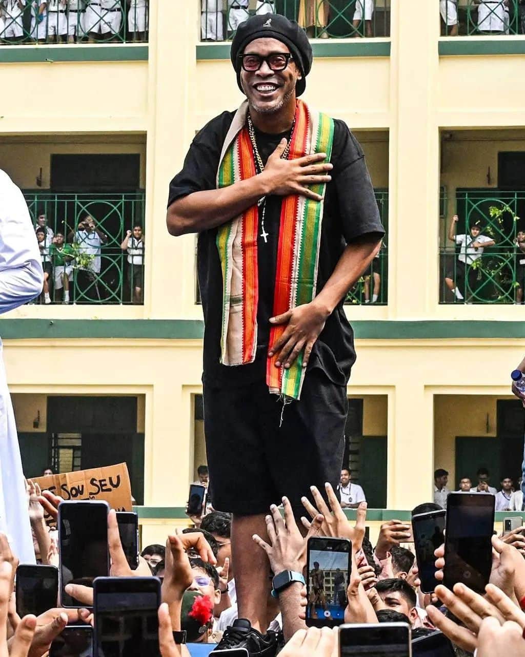 ロナウジーニョのインスタグラム：「Obrigado Kolkata, Índia!!! 🇮🇳🇮🇳 Que energia incrível, que momento mágico… Muito amor!!! Muito bom ser recebido com tanta alegria e carinho!!! Nos vemos em breve 🤙🏾」