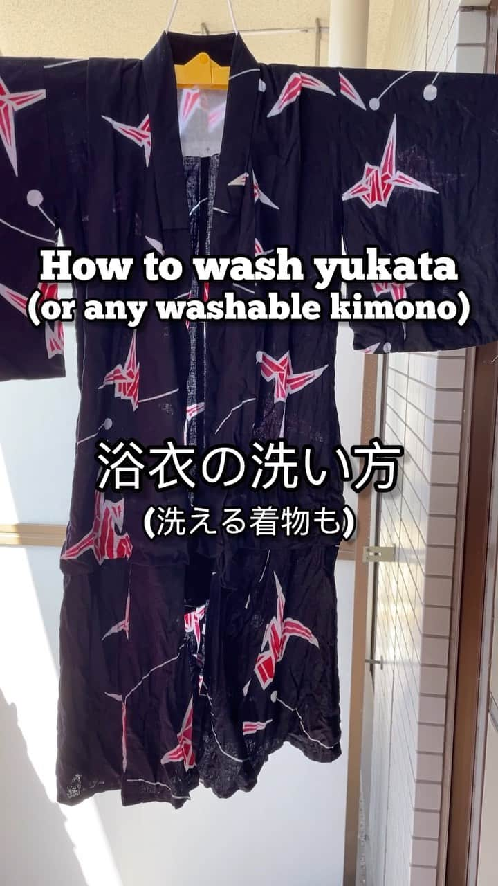 Anji SALZのインスタグラム：「A bit late but here is how I wash my yukata and washable kimono at home 👘 ❌(Don’t wash silk with water!!!!)  It’s a bit late for summer but hopefully a good reference. Let me know if you have any questions. Sorry for the messy videos. I was mid washing when I had the idea to record it 😂 and was with baby and toddler.  少し遅いけど、浴衣や洗える着物はこんな感じで洗います。色々なやり方はあるでしょうが、私はこんな風にやります。 ❌正絹は水洗いしないでください‼️  質問や意見かアドバイスあれば、コメント残してね。❤️ もっといい洗い方でも教えてw やりながら、動画を撮ることに決めたので、あまり綺麗な、写り方じゃないのはすみません😂  #kimono #japanesekimono #kimonotutorial #howtowashkimono #kimonolaundry #kimonocleaning #yukata #dailywearkimono #kimonolove #kimonofashion #tokyofashion #着物 #着物生活 #着物洗い方 #着物クリーニング #和服 #普段着物 #浴衣の洗い方」