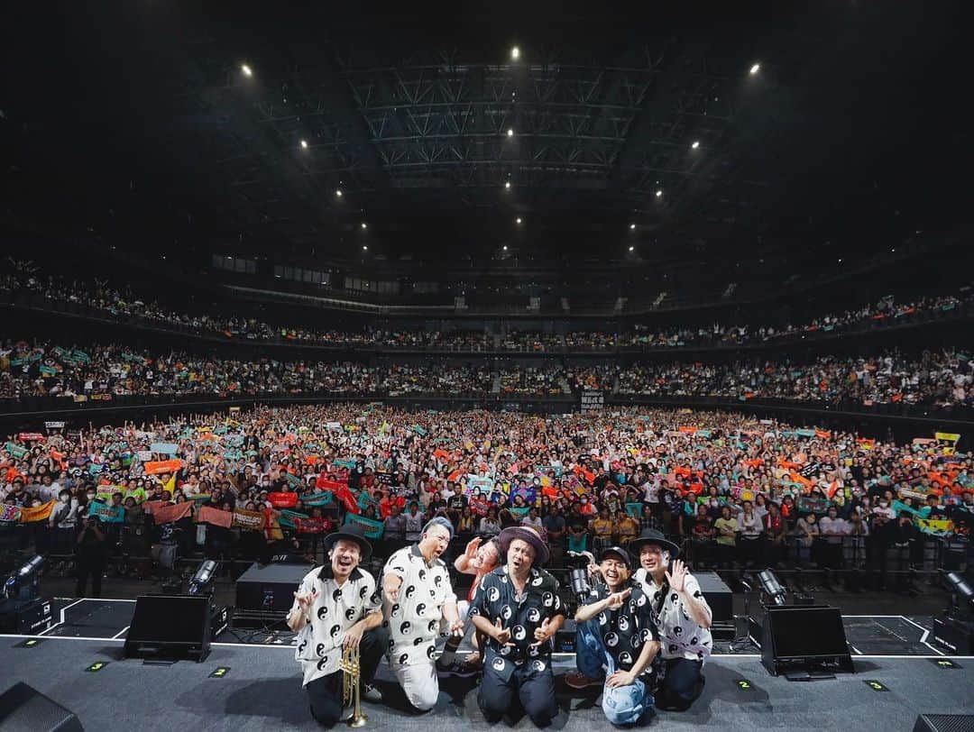 Kuboty のインスタグラム：「2023.10.14(sat) MONGOL800 25th 800BEST at ぴあアリーナMM  素晴らしいステージを共にすることが出来て光栄です、そして集まってくれた皆さま&配信を見てくれた皆さまとモンパチの25周年を共にお祝いすることができて幸せいっぱいです🎊  U-NEXTの見逃し配信は10月28日 23:59 まで📱  さらに800BEST、沖縄追加公演も発表！！  モンパチ25周年の旅はまだまだ続きます、まだまだ遊びましょ〜🔥🔥🔥  Photo by @saru_0305   #MONGOL800 #モンパチ #モンパチ25th #800BEST #SOGO東京 #UNEXT #liveを観るならunext」