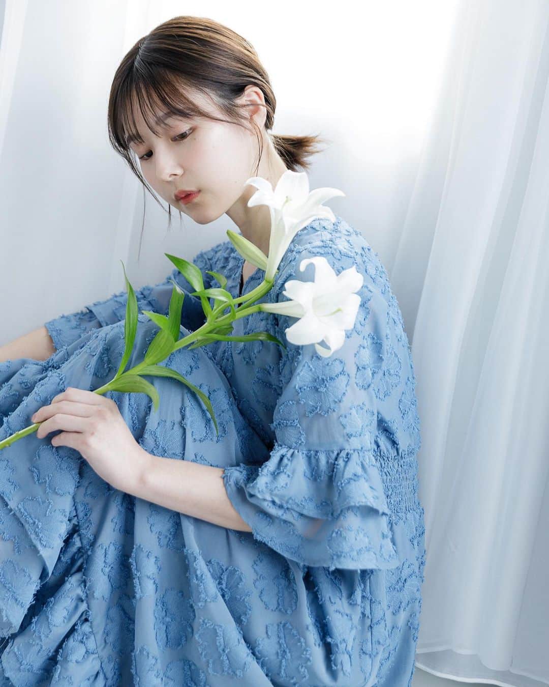 有村藍里のインスタグラム：「おしらせです  私がブランドディレクターを務めさせていただいているrose bleueですが、今年いっぱいで一旦、充電期間をいただくことになりました。  rose bleueを立ち上げてから2年間、沢山の出会いや学びがありました。私にとってかけがえのない時間であり、rose bleueは大切な居場所です。  rose bleueが大好きです。 ときめくお洋服を作っている時間も幸せ。  色々な「可愛い」が溢れるこの世界でrose bleueに出会って応援してくださって本当にありがとうございます。  rose bleueを大切に着てもらえて心から嬉しいです。ブランド名の由来にもなった花言葉「夢叶う」には私自身、何度も背中を押してもらいました。  この2年間の思い出を抱きしめて、どうかこれからもrose bleueのアイテムを着て新しい思い出を沢山作ってもらえると嬉しいです。  いつの日かまた。  そして、もう一つのおしらせです。  11月12日に都内にてrose bleueのラストイベントを開催させていただけることになりました。  きっと遠方で参加が難しい方もいらっしゃると思うのでオンラインでの交流会も開催予定です。 詳しくは、改めてお知らせさせてください☕️  rose bleueディレクター 有村藍里」