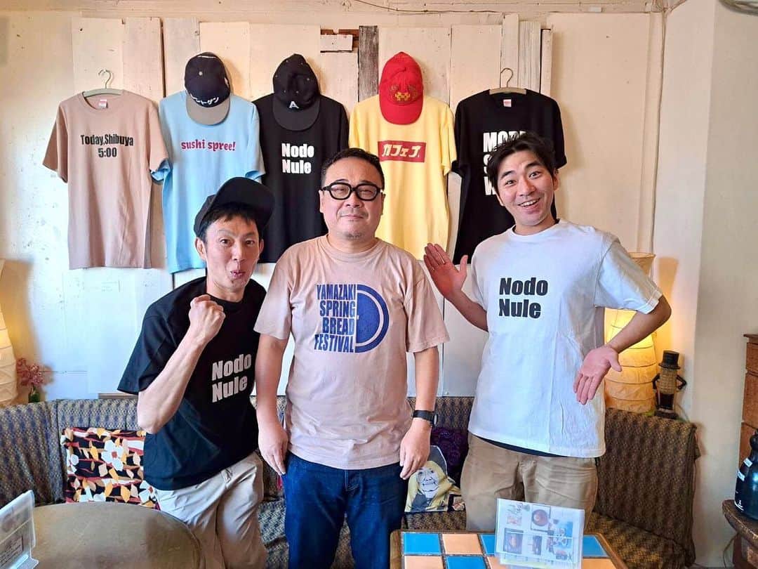 石井脩平のインスタグラム：「👖 バッファロー吾郎A先生に 【のどぬ〜るTシャツ】いただきました。 　 ありがとう、いいTシャツです。 　 Tシャツ展2023＠原宿カフェな。 は10/22(日)まで。 皆さんも是非＆是非🙆🏻‍♂️ 　 　 #のどぬーるTシャツ #ヤマザキ春のパンまつりTシャツ 　 #A計画 @akeikaku85a  　 #カフェな @cafe_na  　 #アライス #和風オムライス #原宿カフェ」