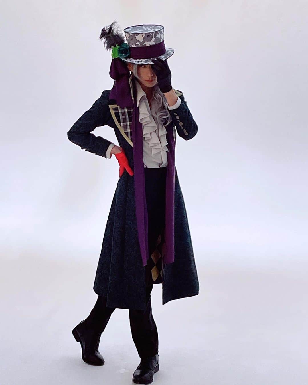 松田岳のインスタグラム：「帽子屋さん🎩✨  カラ降るワンダフル とっても Happyな公演となっています  不思議の世界でお待ちしていますね♪ お帰りの際も皆さまお気をつけて🎩  #🎩 #劇団ドラマティカ #カラ降るワンダフル #帽子屋」