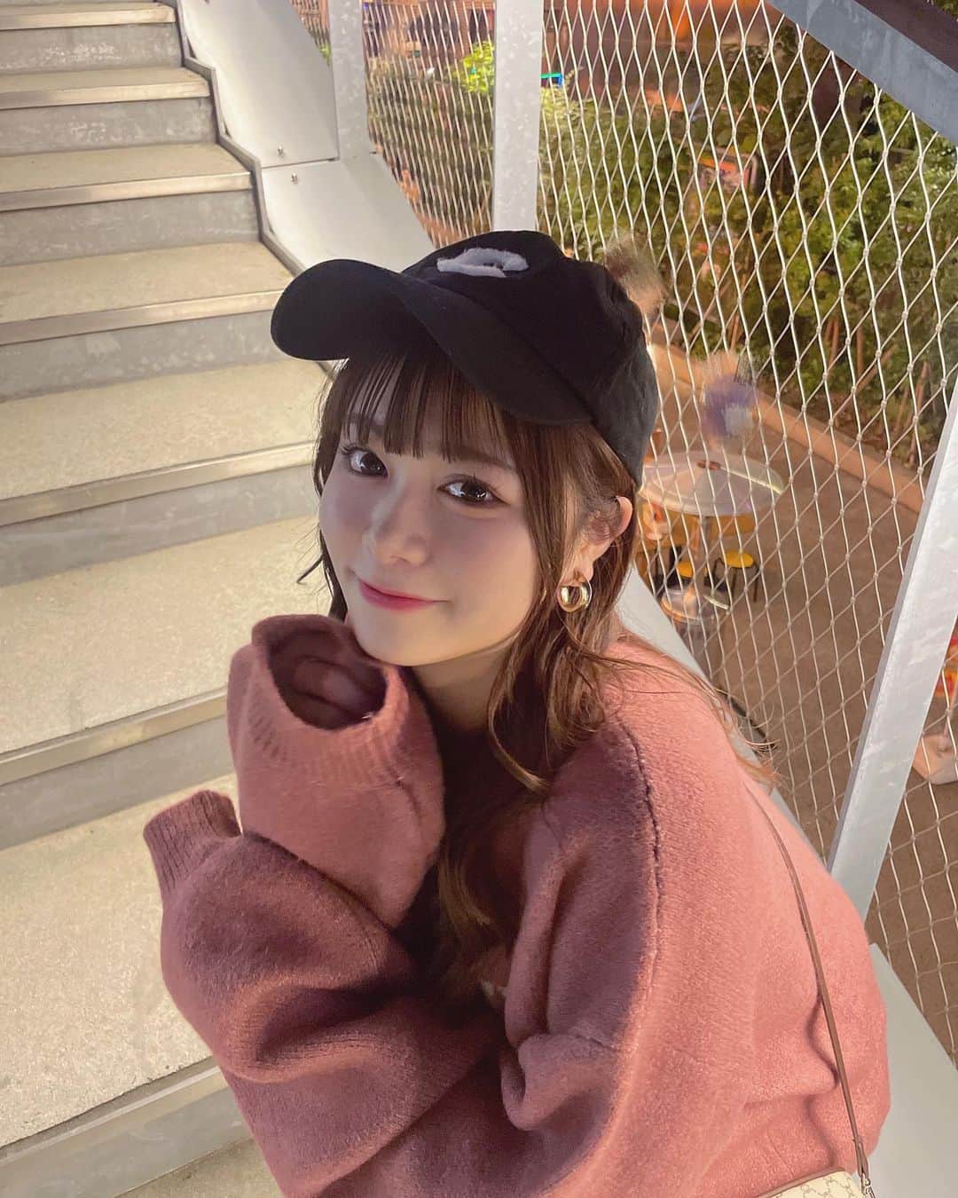 のインスタグラム：「⁡ ⁡ 夜のお散歩涼しいからすきーー🌛  前髪切りすぎたから、 帽子でおさえてるのはここだけの内緒ね‪^_−♡‬ ⁡ ⁡ ⁡ ⁡ ⁡ ⁡ ⁡ ⁡ ⁡ ⁡ ⁡ ⁡ いつもいいね＆コメントありがとうございます🧸🎀 ⁡ ⁡ ⁡ ⁡ #まりくま #POP #Popteen #ぱっつん前髪 #キャップコーデ #キャップ女子 #セーターコーデ #ガーリー #ガーリーコーデ #カジュアルガーリー #カジュアルコーデ #instafashion #instagood」