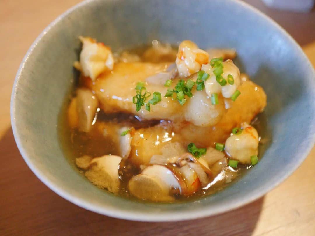 都築理沙のインスタグラム：「昨晩は揚げ鯛の海老きのこ餡かけ。  海老しんじょうの餡かけが無性に食べたくて、しかし手間がかかるから作れず。たどり着いたのがこちら。 お口の中で海老しんじょう😉  揚げた鯛がカリっジュワ〜で最高でした🥹」
