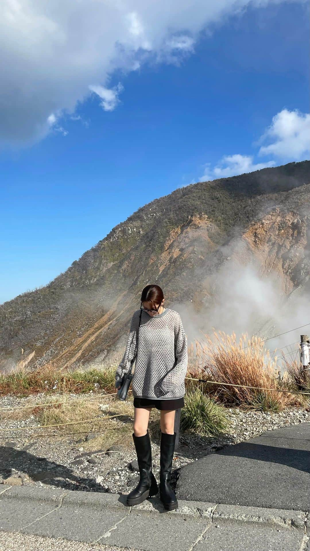 木下ひなこのインスタグラム：「🥚  大涌谷はじめて行けた🫶 ドヤ顔でゆで卵たべてるだけの動画🫨  #箱根#hakone#大涌谷#日帰り#ドライブ」