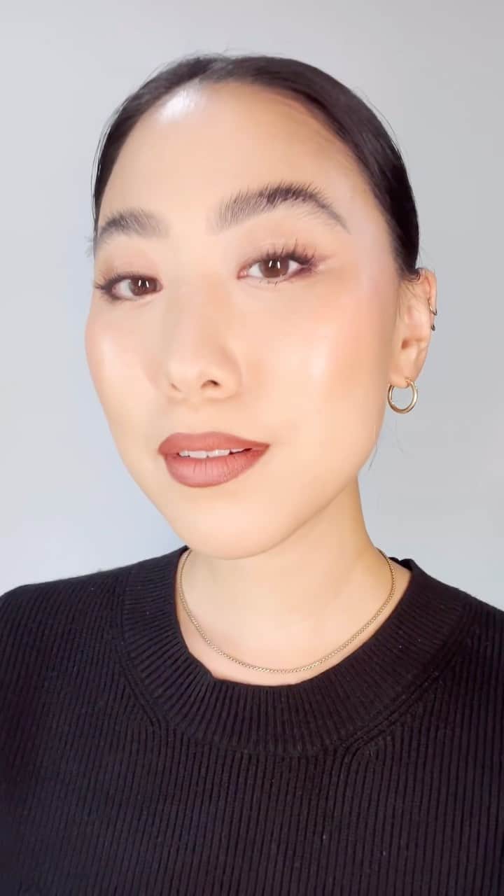 NARSのインスタグラム：「The perfect pair with 12-hour wear. Double up on Powermatte High-Intensity Lip Pencil in shades Bohemian Rhapsody and American Woman to create an effortless ombré effect:  1. Line lips with shade Bohemian Rhapsody, starting at the cupid’s bow to define shape. 2. Lightly fill the outer corners with the same shade. 3. Fill in lips with shade American Woman, then press lips gently together to blend.  Featuring NARS Global Manager of Artistry Content @julsohn.」