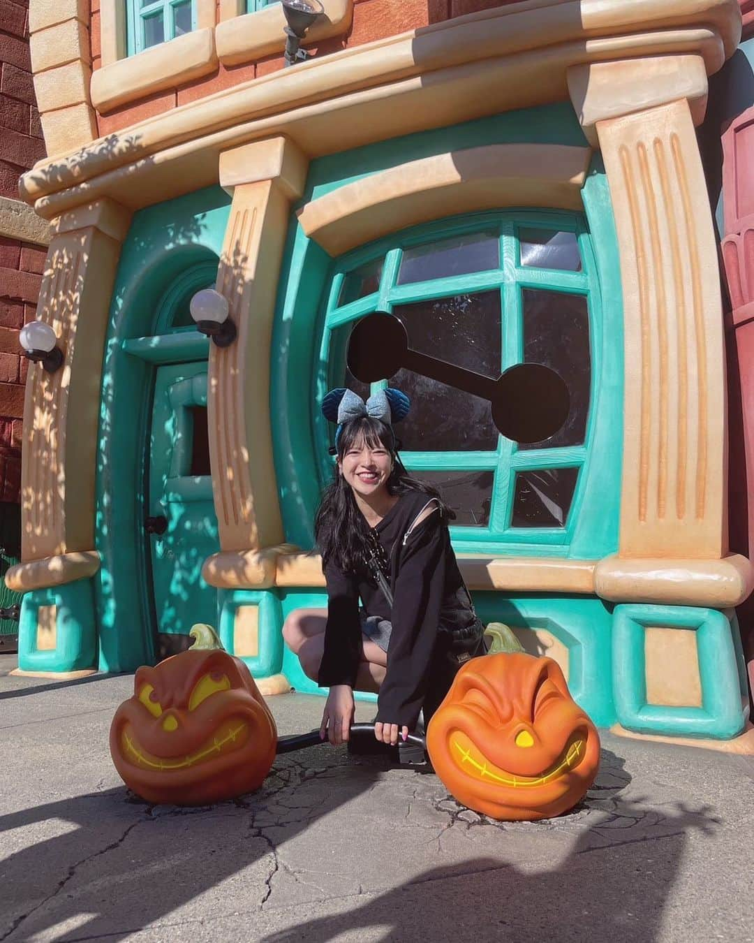 松崎博香のインスタグラム：「カラダカタスギテ 推しメンと同じポーズできなかった🎃笑 　 #tokyodisneyland #selfie #japanesegirl #東京ディズニーランド #ディズニーコーデ #ootd #오오티디 #맞팔 #맞팔해요 #좋아요 #맞좋 #셀카 #디즈니랜드 #lll #instagood #instagram #selfie #fyp #STARMARIE」