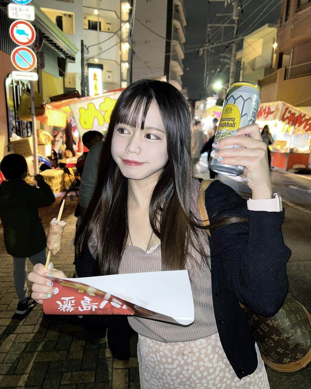 山口みらんさんのインスタグラム写真 - (山口みらんInstagram)「🙌🏮🍧🎆  出店の食べ物つまみに、歩き酒 いちばん楽しい☝🏻💞  最高な仕事終わりだった🫶   #お祭り  #ハイボール  #秋祭り   #ビール #生ビール #お酒好き #お酒好き女子 #ビール好き女子 #ビール好きな人と繋がりたい #酒好き女子 #飲酒ダグラム #飲酒たぐらむ #酒 #お酒 #乾杯 #一緒に乾杯 #酒飲み女子 #居酒屋 #1人酒 #お酒好き #酒好きと繋がりたい」10月18日 21時18分 - yamaguchi_miran