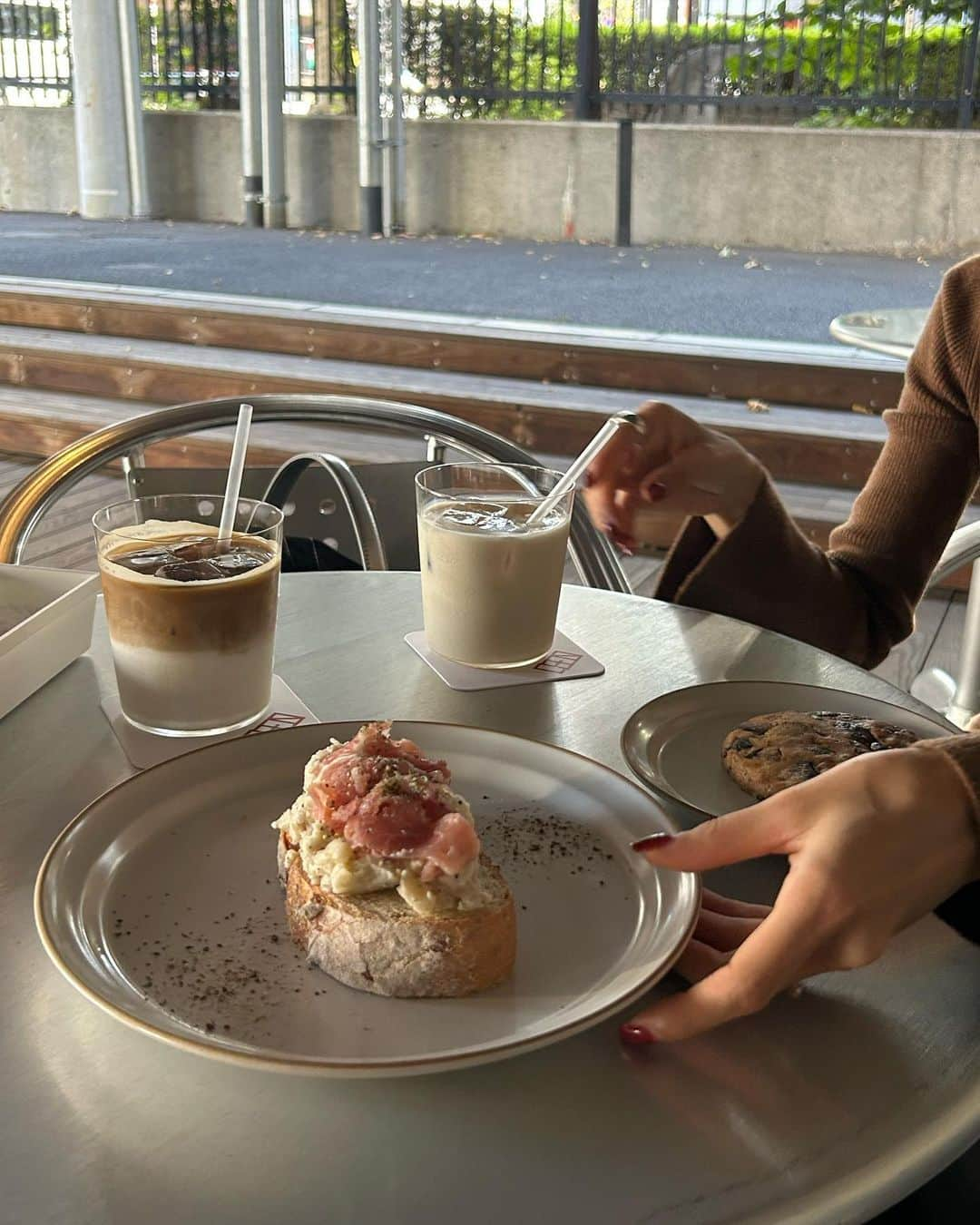 木下桜さんのインスタグラム写真 - (木下桜Instagram)「. 綺麗めコーデな今日🥑 #yo__style   zaraで２色買いしたお気に入りジャケット 秋のジャケット×ローファーは、本当に最高最強🫱🏻‍🫲🏼🤍」10月18日 21時18分 - yo_kinoshita