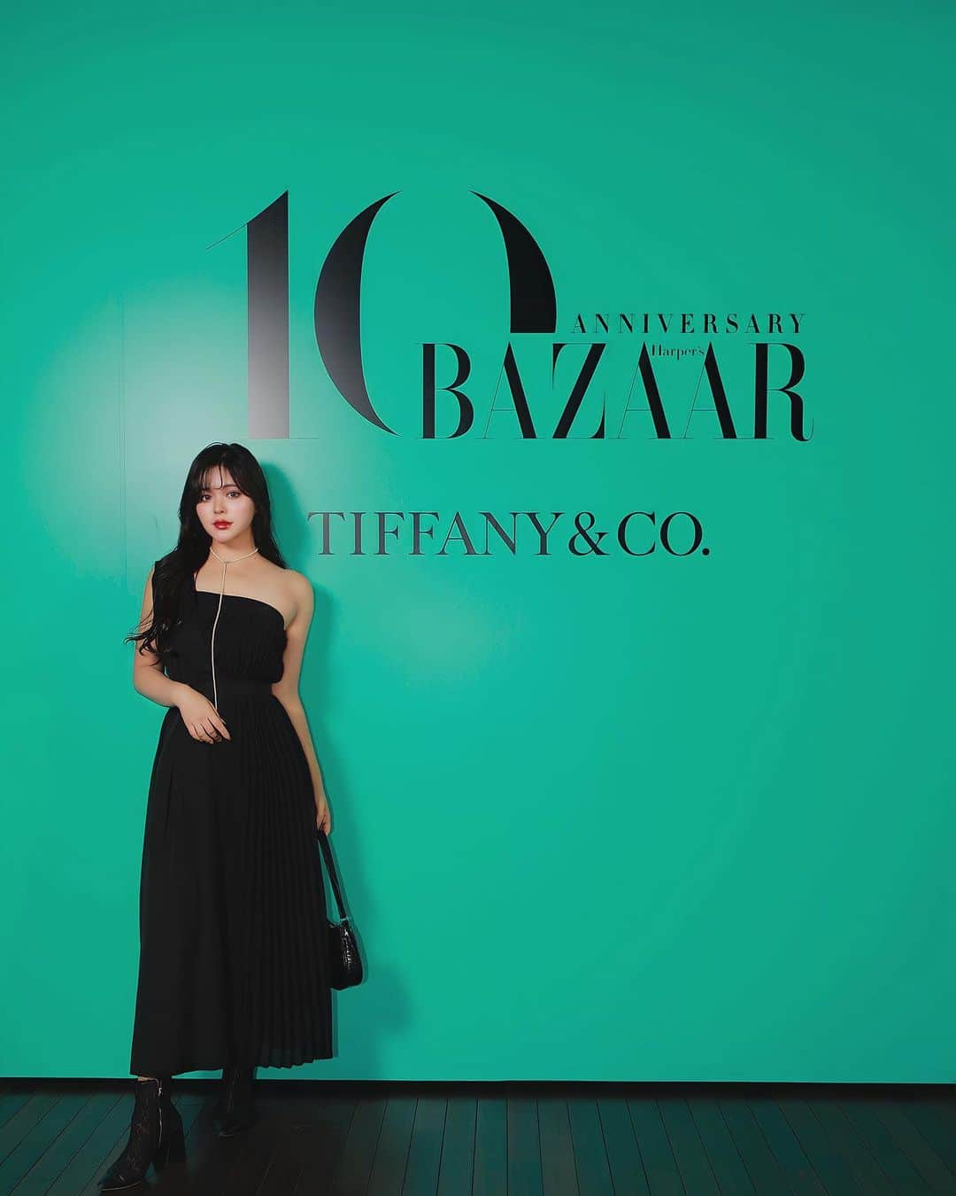 junko onagi ／小梛準子のインスタグラム：「Harperʻs BAZAAR 10th Anniversary ✴︎  現在、世界30カ国で発行されている ラグジュアリー雑誌BAZAAR 👠  1867年にアメリカ・ニューヨークで 創刊されたファッション誌であり、 現存するなかで最も歴史の古い雑誌の 日本創刊10周年記念イベントがあり、 関係者招待とアテンドのスタッフをさせていただきました。  思い出深い大好きな場所、国立新美術館にて、Tiffany & Co. / Maserati / 資生堂THE GINZAが協賛の豪華なイベントでした。  貴重な経験ありがとうございました🙇‍♀️  お忙しい中ご来場いただいた皆様も ありがとうございました🙇‍♀️✨  #たまにはストーリー以外にも仕事の投稿 #HarpersBAZAAR #HarpersBAZAARjapan #BazaarJapan10 #WomenOntheFrontier #ハーパーズバザー #国立新美術館  #資生堂THEGINZA #THEGINZA #tiffanyandco #Maserati  #榮倉奈々 さん #三吉彩花 さん #awich さん」