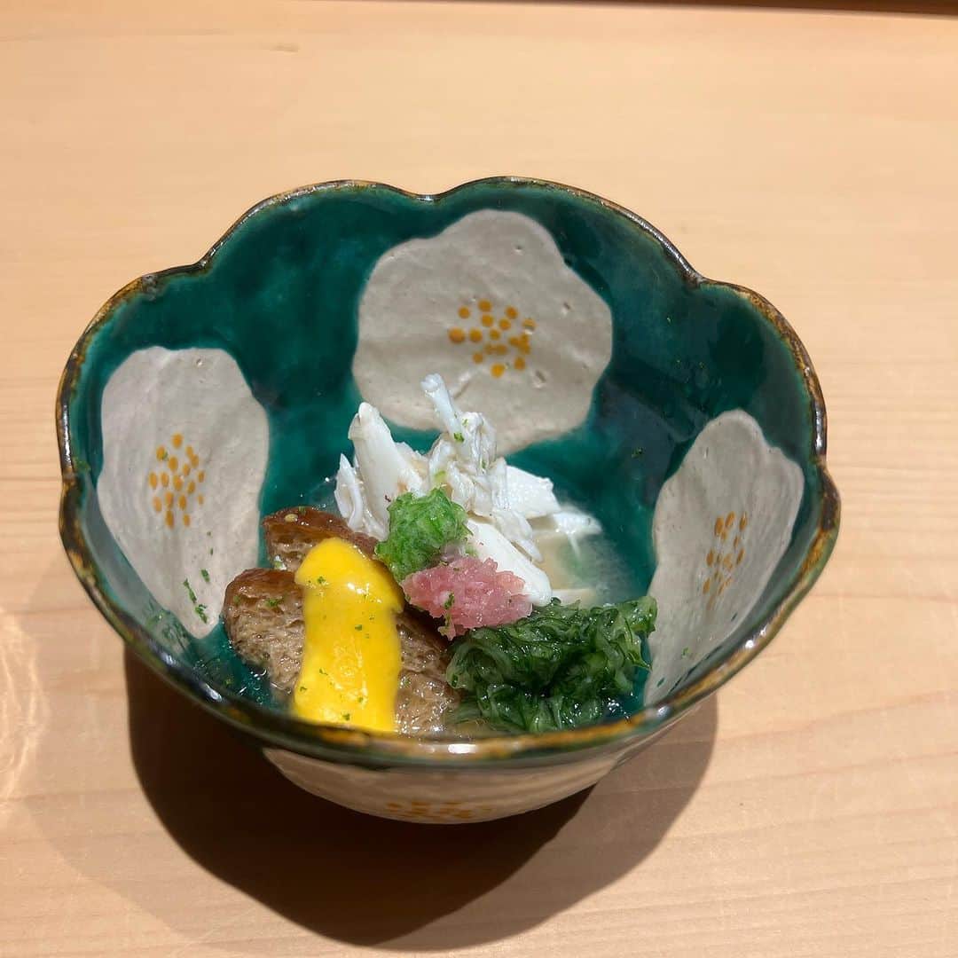 草刈民代のインスタグラム：「先週の京都では、浜作当主・森川裕之さんが主催するお料理教室にも参加させていただきました。  森川さんのお料理教室は、森川さんのお話、実践の姿、そして、そのお料理をいただくことを通して学んでいくスタイル。  よくよく考えてみると、「料理」は自然と深く関わっているものですし、プロのお料理は、技術もさることながら、科学的な知識や歴史など、さまざまな理解のもとに成り立っているもの。  何よりものを言うのは、日々の鍛錬によって研ぎ澄まされていく感覚や発想なのでしょう。  随分前に「食物は唯一、体の中に入るもの」という言葉を聞いて、納得したことがあるのですが、森川さんのお料理は「美味しい」の先にある、「精神」や「道」についてのインスピレーションをいただける体験であり、まさに五感で味わう芸術です。  世界中で色々なことが起こり、日常的にも、至る所で変化が生じていることを感じます。  その中にあっても、良いものに触れ、エネルギーをいただくことは大事なことだと改めて思いました。エネルギーをいただくとは、新たな「気づき」につながる体験。  やはり、そういう時間は大切ですね。  お料理教室の後、大徳寺に行ってみました。大徳寺には24もの塔頭寺院があり、そのうちのいくつかの寺院を見学したのですが、どこもお庭が素晴らしい！  森川さんのお料理も、大徳寺で見学した日本庭園も、何か共通しているものがあり、新たな気づきをいただいた旅となりました。  森川さん、お声がけいただき、ありがとうございました！  @hamasaku.kyoto @morikawa.hamasaku  #浜作 #浜作料理教室  #京都 #祇園 #大徳寺 #寺庭 #草刈民代」