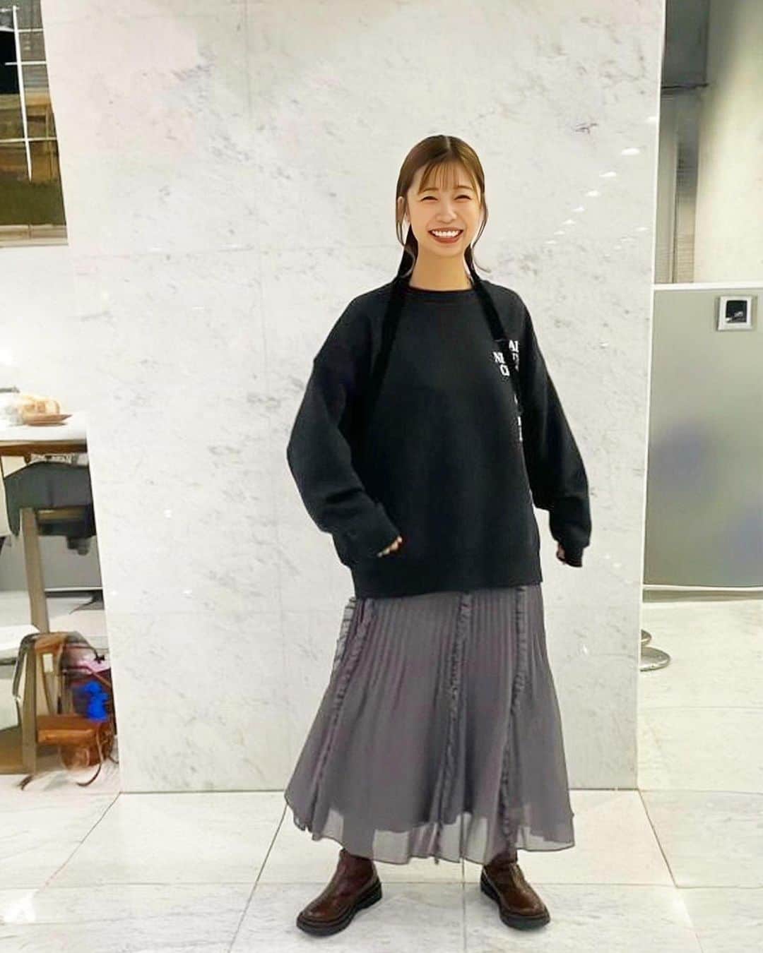 服部さやかのインスタグラム：「ながながリボン。  #トレーナー @frees_mart  #スカート @naturalbeautybasic_official」