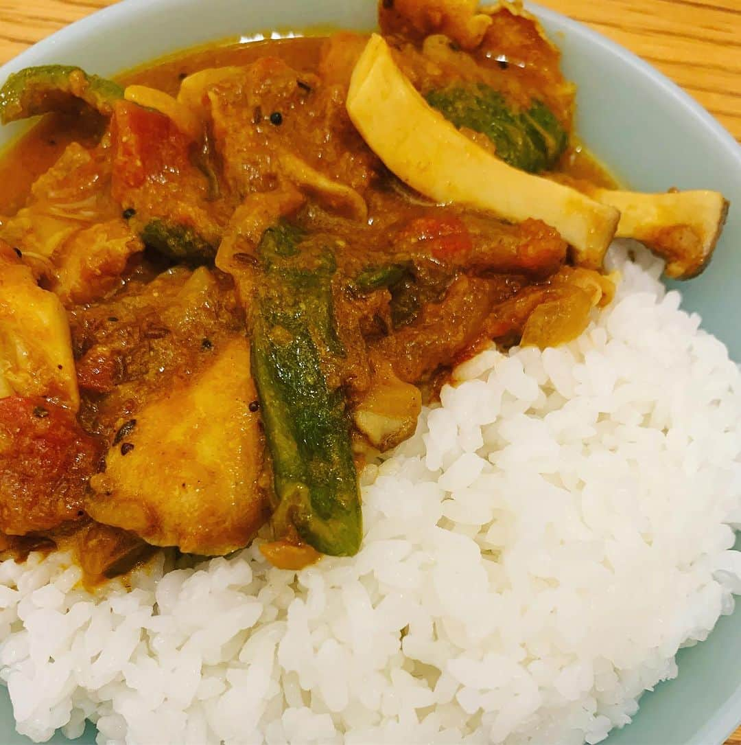 黒沢薫さんのインスタグラム写真 - (黒沢薫Instagram)「久しぶりのカレー作り。キノコ色々とピーマン入り。 と、副菜はカツオの中華風景ニラソース。うま〜。 #swipe #curry #chicken #mashrooms #greenpepper  #yum #spicy #mackerel #sasimi #yum #spicy #happy #instafood #instacook #ハードコアカレーシンガー」10月18日 21時21分 - kaorukurosawa_lovelife