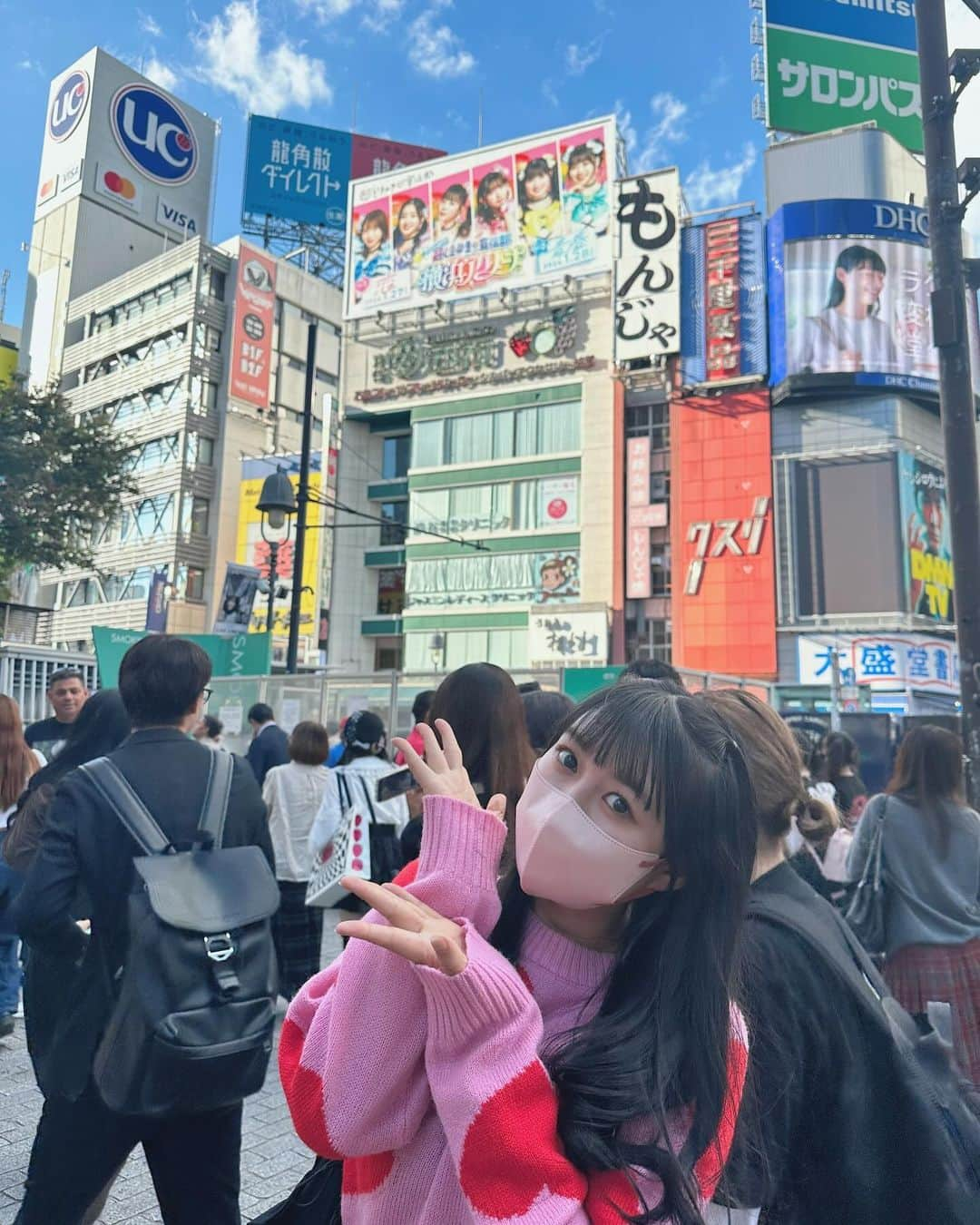 吉川ひよりのインスタグラム：「⁡ ⁡ ✿✿✿✿✿✿ ⁡ ⁡  𝗌𝗁𝗂𝖻𝗎𝗒𝖺⸜♥⸝ ⁡ 渋谷交差点の西村ビル看板 渋谷駅前ロングボードにて 私たちの広告が掲出中です✨ ⁡ 渋谷のど真ん中に！本当に嬉しいな！ 沢山の方の目に止まって👀 横アリのワンマンに繋がりますように🧡✨  チケット🎟️受付中です💚 ⁡ 宣伝部員のみんなも是非宣伝お願いします!! ⁡ ⁡ ⁡ #piyochanstagram #渋谷　#shibuya #行くぜとき宣横アリ」