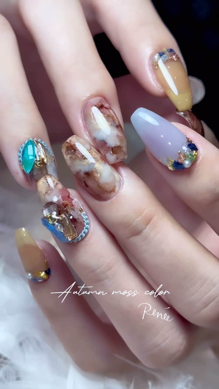 埜藤理恵のインスタグラム：「ワンポイントカラーチェーン人気🫶🏻✨ いろんな色揃えたくなるな〜♡  １つ前の記事にコメントや DMまでたくさんありがとうございました✉️🌟🥹 赤ちゃんが無事生まれてきてくれるよう 無理しすぎず私のペースでやっていこうと思います🤰✨ いつも暖かく 見守っていただきありがとうございます☺️🫶🏻  □ Rie Nofujiプロデュース @tree01official エプロン 好評発売中  □ Renée professional brush シリーズ ＊オーバル ＊トップフレンチ ＊スマートフラット Renée web shop 全国ネイルディーラーにて発売中 プロフィールURLより飛べます  □ 店舗詳細 ⇩ 大阪府大阪市北区堂山町1-2 R&Eビル3階 am10:00〜pm20:00 JR大阪駅から徒歩7分 阪急梅田駅から徒歩7分 御堂筋梅田駅から徒歩7分  ご予約は サロンの公式LINEより受け付けております。 @rrieenee プロフィールURLより LINE飛べます。 LINEにて行き方動画も配信しておりますので ご参考くださいませ  #nailsalonRenee#ネイルサロンレネ #大阪ネイルサロン #梅田ネイルサロン #大阪ネイル#梅田ネイル」