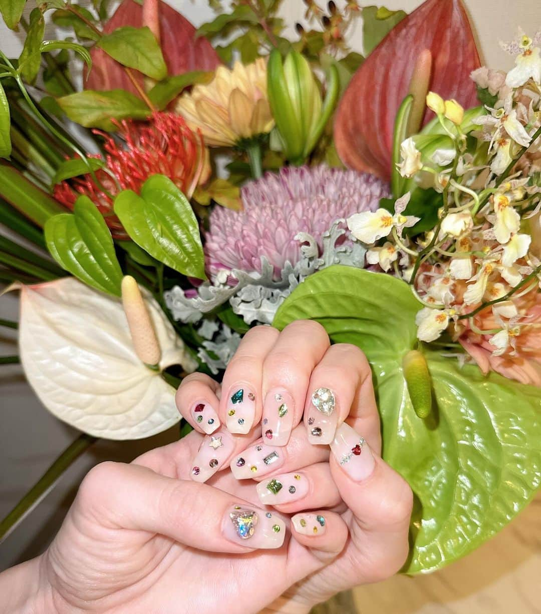 えれちゃんのインスタグラム：「今週のお花とネイル💅💎🌈   #ネイル #𝗻𝗲𝘄 #ジェルネイル  #ネイルデザイン #ワンホンネイル」