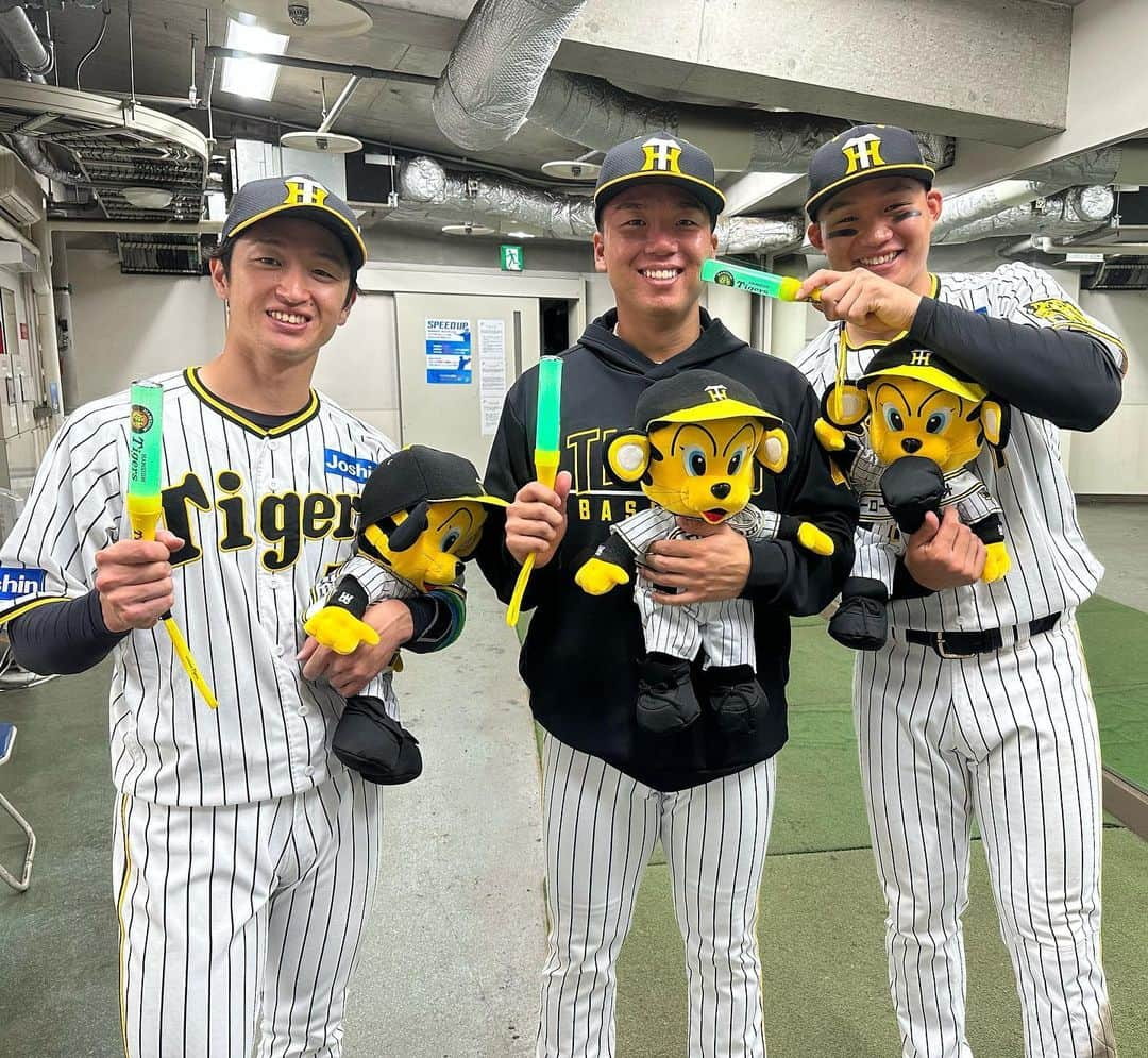 阪神タイガースさんのインスタグラム写真 - (阪神タイガースInstagram)「今日のヒーローは村上選手、森下選手、近本選手です！ #今日のヒーロー  #村上頌樹 選手 #近本光司 選手 #淡路島コンビ  #森下翔太 選手 #阪神タイガース #JERAクライマックスシリーズセ #さぁいこう日シリへ #ARE」10月18日 21時25分 - hanshintigers_official