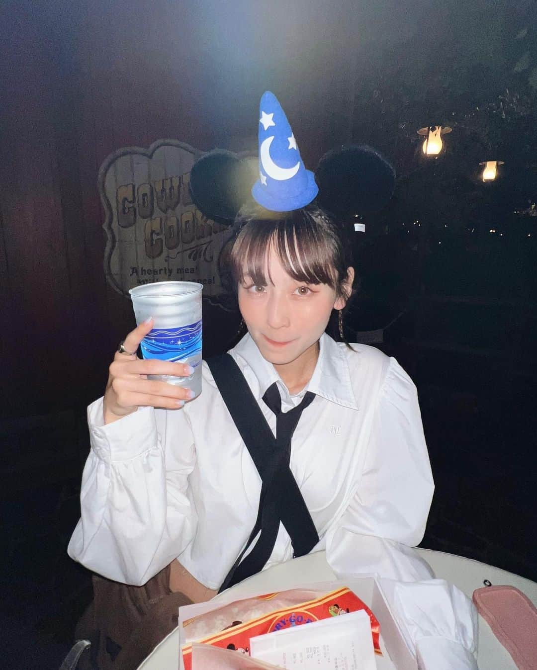 なつぴぴさんのインスタグラム写真 - (なつぴぴInstagram)「ディズニー投稿➋🎪✨ . ビール沁みた〜🍺🤤ｳﾐｨｪ~ . . . #disney #ディズニーコーデ #ディズニーランド」10月18日 21時26分 - nattsu_pipi