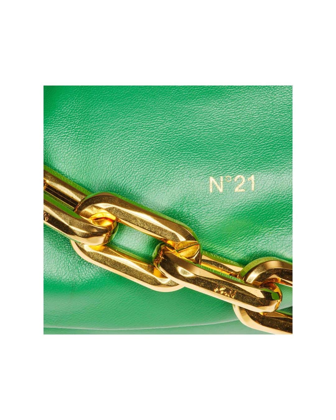 ヌメロ ヴェントゥーノのインスタグラム：「N21 FALL-WINTER 23 BY ALESSANDRO DELL’ACQUA.  #N21FallWinter23 #N21 by #AlessandroDellAcqua」