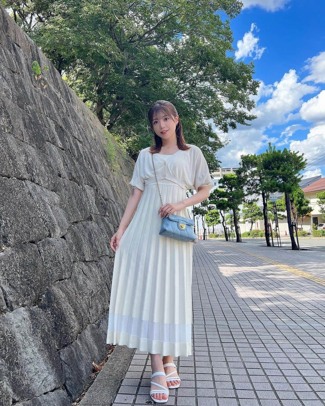 貞野遥香さんのインスタグラム写真 - (貞野遥香Instagram)「☁🫧🤍🐰 ⁡ #ootd #低身長コーデ #全身コーデ #ファッション #fashion #私服 #MERCURYDUO #マーキュリーデュオ #アイドル #idol #nmb48」10月18日 21時27分 - _haruka_sadano06