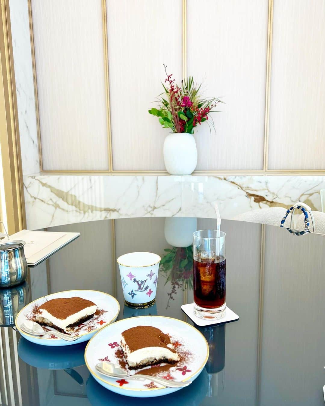 Nahoのインスタグラム：「* 10月は心の疲れを癒そうと 甘い物ばかり食べてしまい肌の調子がおかしいです。 🍫  この日はママ友さんから カブトムシの幼虫をお裾分けしていただき 1ヶ月ぐらい経ちましたが今もとっても元気。 来年の夏、無事に成虫になってくれることを願って...  #なんでもない投稿」