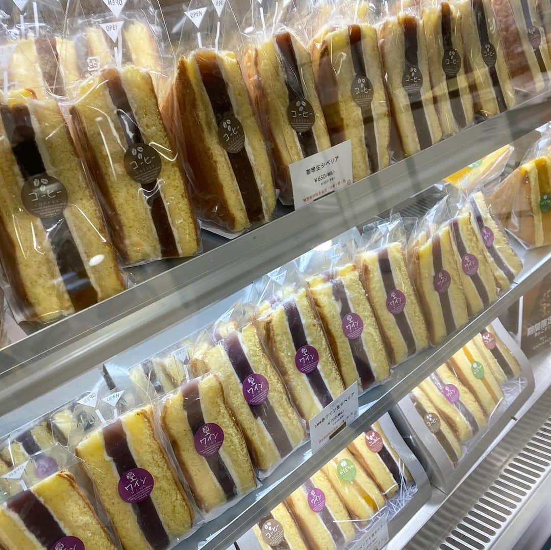 poroco（ポロコ）さんのインスタグラム写真 - (poroco（ポロコ）Instagram)「10月23日（月）まで丸井今井札幌本店 大通館 9階で開催中の「あんこ博覧会」にporocoスタッフが行ってきました！🏃‍♀️ 老舗の伝統的な和菓子から、新感覚のあんこスイーツまで、全国各地のあんこ菓子が勢揃い‼️ できたてを購入することが出来る実演販売を実施しているお店も多数あります🧑‍🍳✨ ぜひ会場に足を運んでみてくださいね！  スタッフの記事はporoco WEBサイトをチェック！ https://www.poroco.co.jp/newsreport/2394/ @poroco_magazine ストーリーズ、ハイライトからリンクしています  あんこ博覧会 🗓️2023年10月18日（水）～10月23日（月） 🕙10：30～19：30 ※最終日は17時閉場 📍丸井今井札幌本店 大通館 9階催事場（札幌市中央区南1条西2丁目） 出店数：全22店（うち初出店6店）  #あんこ博覧会 #あんぱく #anpaku #あんこ #あんこ好き #あんこスイーツ #餡子 #餡子好き #札幌スイーツ #札幌グルメ #札幌和菓子 #札幌カフェ #丸井今井札幌本店 #あんこ堂 #五勝手屋羊羹 #標津羊羹本舗 #ルパティシエフルタ#金ノ華 #艶あん #8Agarage #龜屋 #たまどら #sapporo #hokkaido #poroco」10月18日 21時28分 - poroco_magazine