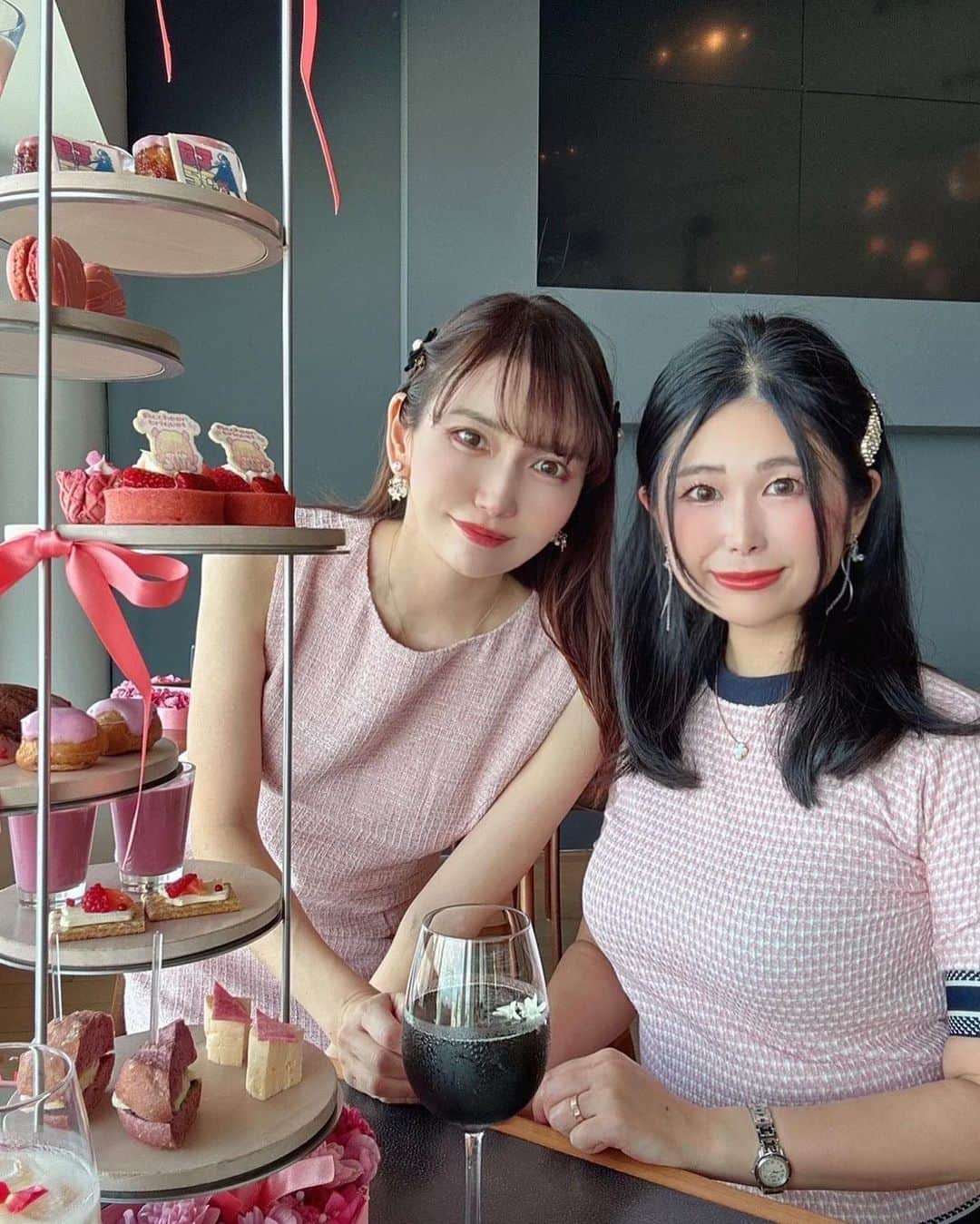 momoのインスタグラム：「ピノコアフヌンではなちゃんの誕生日お祝い🥂 はなちゃんとピンクコーデで合わせたの🎀💕はなちゃん今年も幸せな一年にしてね🫶🏻おめでとう🩷🩷🩷  @themoon_roppongi   🎀ピノコのピンクアフタヌーンティ～BLACK JACK 50th Anniversary～🎀 THE SUN & THE MOON 2023年10月6日（金）～2023月11月6日（月） 11:00～17:00（L.O.15:00） ￥6,500（税込）別途サービス料10％  #thesunthemoon#afternoontea#六本木カフェ#六本木グルメ#六本木ランチ#六本木ヒルズ#東京カフェ#東京グルメ#東京ランチ#東京アフタヌーンティー#アフヌン#アフヌン巡り#アフタヌーンティー#ピンクカフェ#ブラックジャック#ブラックジャック展#ピノコ#ピンクコーデ#誕生日#誕生日プレート」