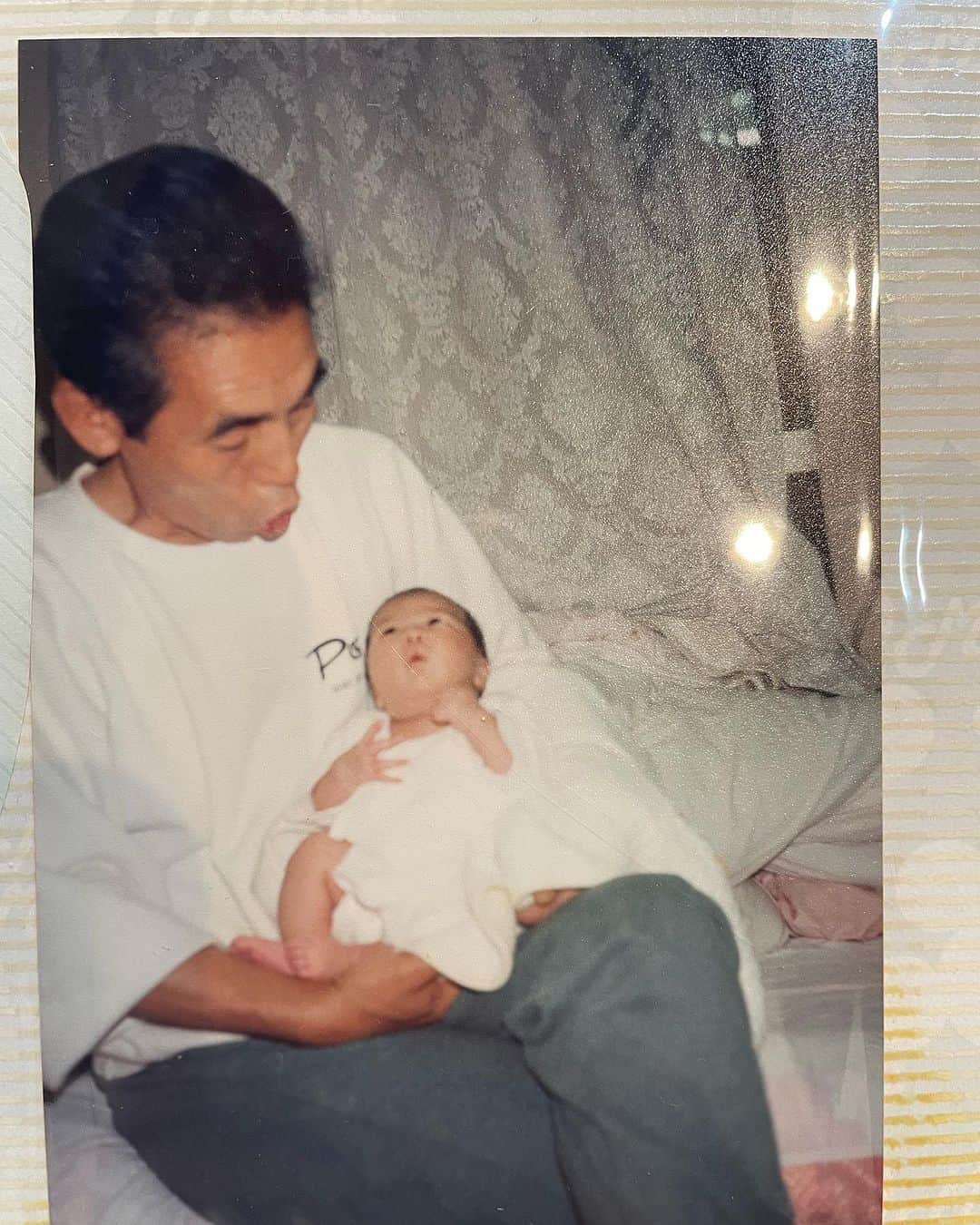 木村那津美のインスタグラム：「💐  1992.10.18 17:16  身長48㎝　体重2478g  よく晴れた日曜日の午後、 私は生まれました。  誰の手も借りずに1人で大きくなったような 気持ちでいるけど、  こうしてアルバムを見ると、 みんな笑顔で、大事に大事に 育ててもらったんだなと実感します。  小学生、中学生のときには 自分なんていなくなればいいと 思ったこともありました。  なんのために生きているんだろうって。  一度口をついてでた言葉は取り消せない。  今だって自分の思った通りに そのままの意図で 伝えることの難しさを感じています。  だけど、今、この職業に就いて 小学校中学校など教育機関から講演の依頼もあって、  当時の私の過ちを子供たちに伝えることができる。 同じ気持ちの子に寄り添って話せるということは、  姓名判断に書かれたこの “適職”の欄は間違っていないと思えます。  たくさんのおめでとうをありがとうございました😌 ファンだと公言してくださる、 推しだと言ってくださる皆さんが 堂々と応援できるように。  魅力ある人間になれるように、頑張ります。  31にレベルアップした木村那津美も よろしくお願いします🥺  ※1枚目は祖父、5枚目が父」