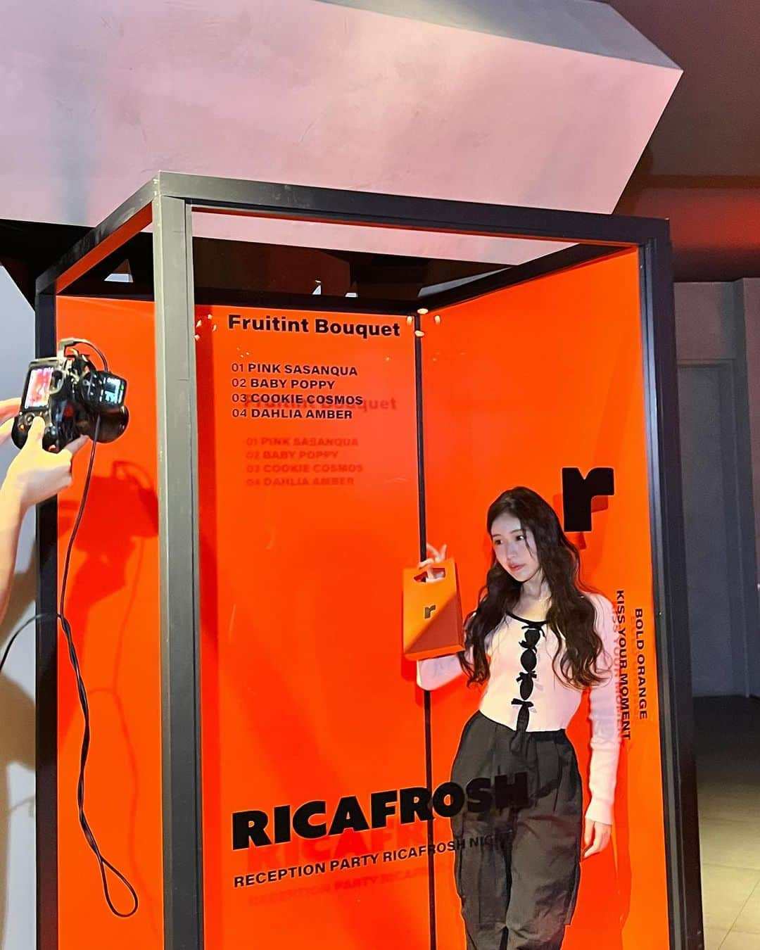 加藤美南さんのインスタグラム写真 - (加藤美南Instagram)「RICAFROSH🧡🖤  古川優香ちゃんのコスメブランドRICAFROSHがリブランディングされたということでレセプションパーティ招待して頂きました❤️‍🔥  元々ティントリップを愛用していたので、今回も凄く楽しみだったけど新商品はツヤ感がプラスされていつでもどこでも馴染みやすい使い心地で、持って行く鞄の中に入れておくとアクセントアイテムにもなりそう❤️‍🔥 私のお気に入りは２番デス！  優香ちゃんとは初めて会ったとき2時間くらい一緒に話してくれてそこからめっちゃ仲良くさせてもらってるし勝手に大好き☺️お誘いありがとう❤️‍🔥  @iamyukaf  @ricafrosh.official  #ricafrosh #pr #リカフロッシュ」10月18日 21時29分 - minamikato_0115