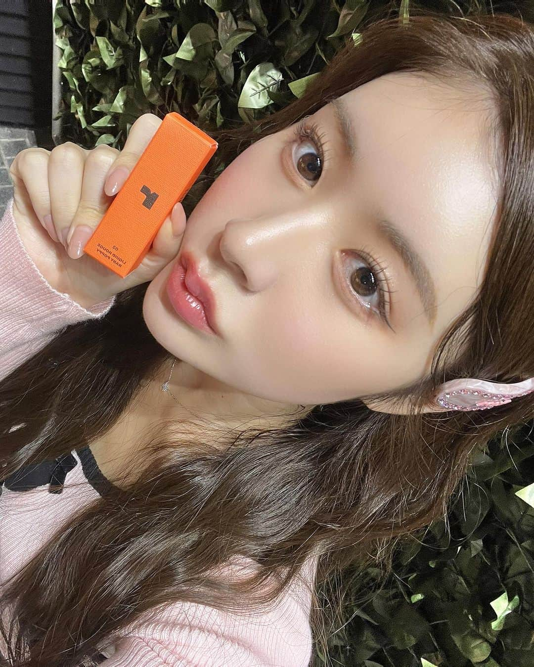 加藤美南さんのインスタグラム写真 - (加藤美南Instagram)「RICAFROSH🧡🖤  古川優香ちゃんのコスメブランドRICAFROSHがリブランディングされたということでレセプションパーティ招待して頂きました❤️‍🔥  元々ティントリップを愛用していたので、今回も凄く楽しみだったけど新商品はツヤ感がプラスされていつでもどこでも馴染みやすい使い心地で、持って行く鞄の中に入れておくとアクセントアイテムにもなりそう❤️‍🔥 私のお気に入りは２番デス！  優香ちゃんとは初めて会ったとき2時間くらい一緒に話してくれてそこからめっちゃ仲良くさせてもらってるし勝手に大好き☺️お誘いありがとう❤️‍🔥  @iamyukaf  @ricafrosh.official  #ricafrosh #pr #リカフロッシュ」10月18日 21時29分 - minamikato_0115