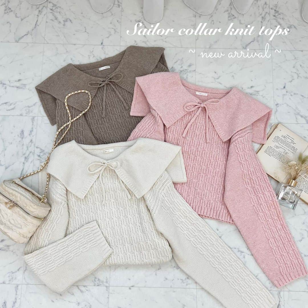 apres jour(アプレジュール) のインスタグラム：「【new arrival🎀】10/19(thu) 21:00〜 ⁡ ◆BIGなセーラー襟が可愛いニットが登場です♪ ⁡ 大きめのセーラーカラーで華奢見え効果が狙えるアイテムです！ フロントのリボンデザインも可愛らしくフェミニンな雰囲気に。 ⁡ 前見頃はケーブル編みのお作りとなっております。 ⁡ ややコンパクトな丈感なので、ボトムにインして着用いただくことも可能です。 お手持ちのアウターから襟だけ出して着用いただくスタイルも 可愛らしく着ていただけます♡ ⁡ ⁡ #セーラー襟ニットトップス 商品番号🔎985141 サイズ…F/XL ¥4,995(taxin) ⁡ ⁡ こちらの画像はインスタ用に加工しておりますので、カラーの雰囲気が実際の商品と異なる場合がございます。 商品ページにてカラーのご確認をお願い致します。 ⁡ #ZOZOでしか買えない #アプレジュール #アプレ部」