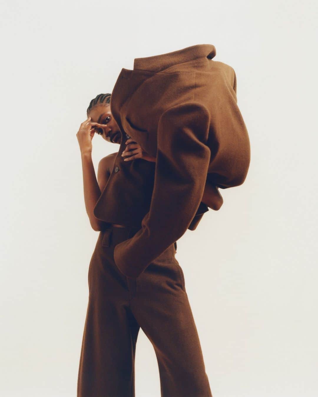 のインスタグラム：「IN FOCUS: Lemaire⁠ ⁠ A synthesis of form and function, ⁠ ⁠ Photography: @lauramccluskey ⁠ Ph Assistant: @connortegan⁠ Artist: @pafillaire⁠ HMUA: @zxana__⁠ Talent: @_giftyyyy_ at @NEXT; @og_swank_lord at @PREMIER⁠ Words: @shinhuilee」