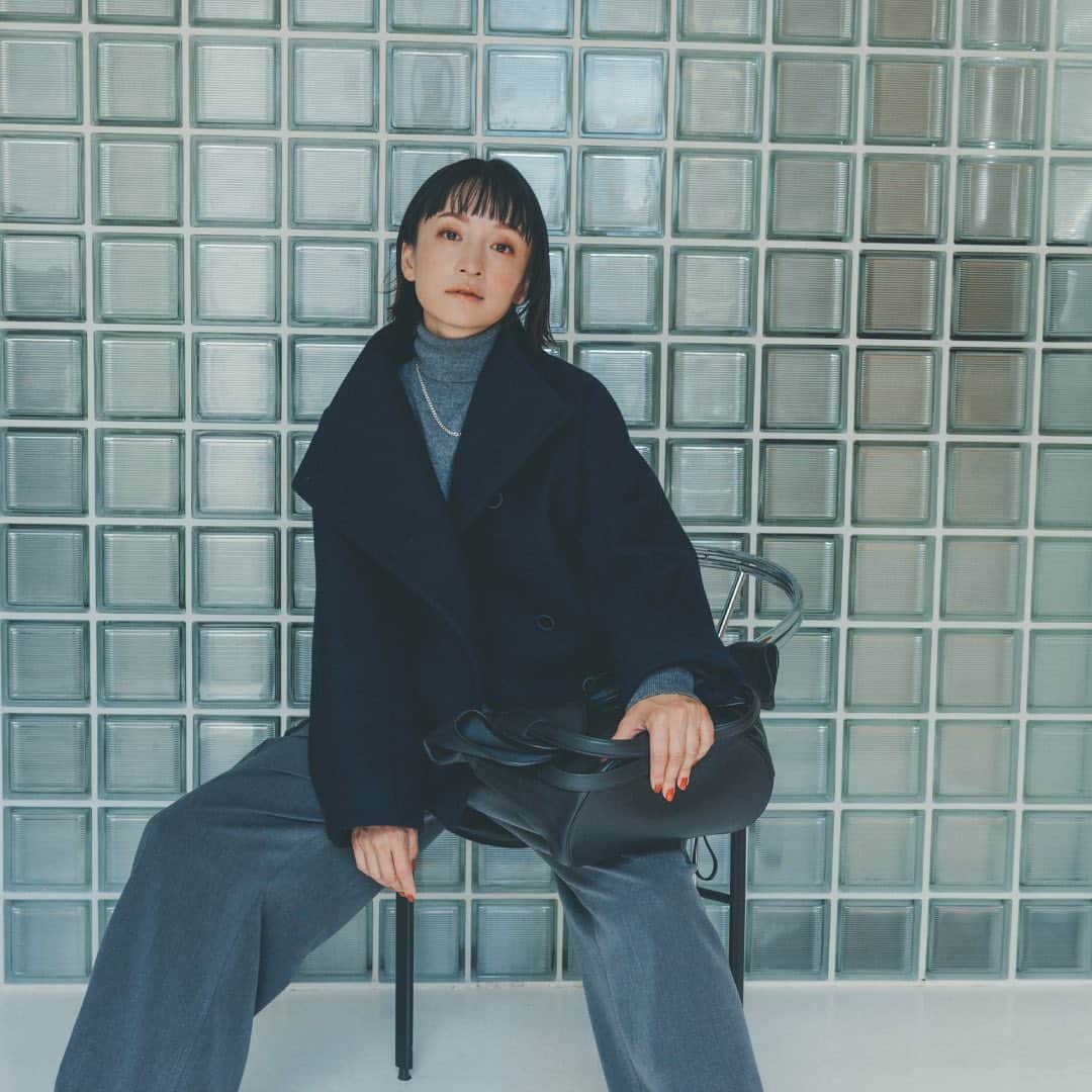エリオポールのインスタグラム：「お洒落をしてお出かけをしたいムードが盛り上がっているこの冬は、デザイン性のあるコートに注目が集まっています。 モデルの高山都さんと、スタイリストの福田麻琴さんがタッグを組んで、お届けしているスペシャルコンテンツの第３弾は、コート特集。 抜群のセンスが光る高山都さんと一緒に、今年のコート選びについてお届けします。  #HELIOPOLE  #エリオポール @heliopole_official  @makoto087 #福田麻琴さん @miyare38 #高山都さん」