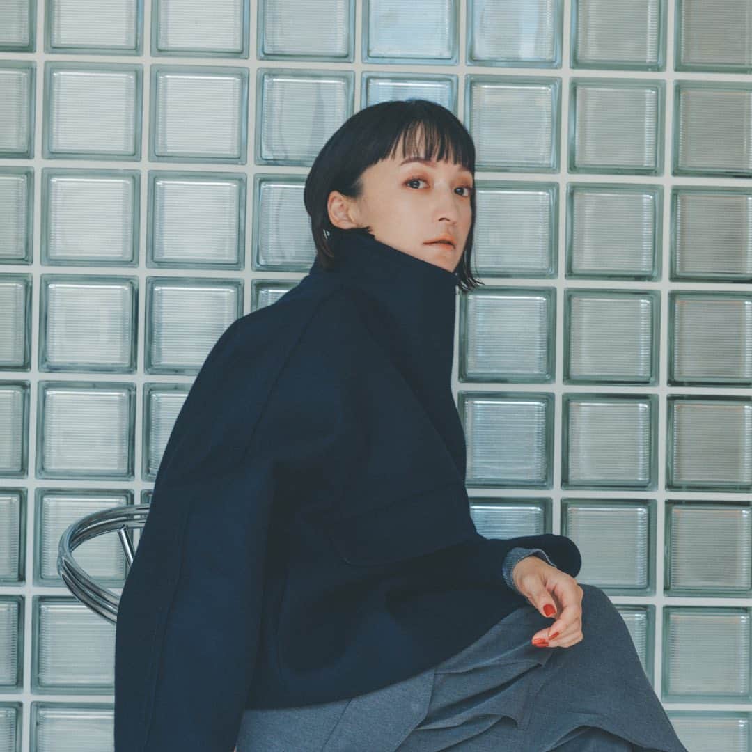 エリオポールのインスタグラム：「お洒落をしてお出かけをしたいムードが盛り上がっているこの冬は、デザイン性のあるコートに注目が集まっています。 モデルの高山都さんと、スタイリストの福田麻琴さんがタッグを組んで、お届けしているスペシャルコンテンツの第３弾は、コート特集。 抜群のセンスが光る高山都さんと一緒に、今年のコート選びについてお届けします。  #HELIOPOLE  #エリオポール @heliopole_official  @makoto087 #福田麻琴さん @miyare38 #高山都さん」