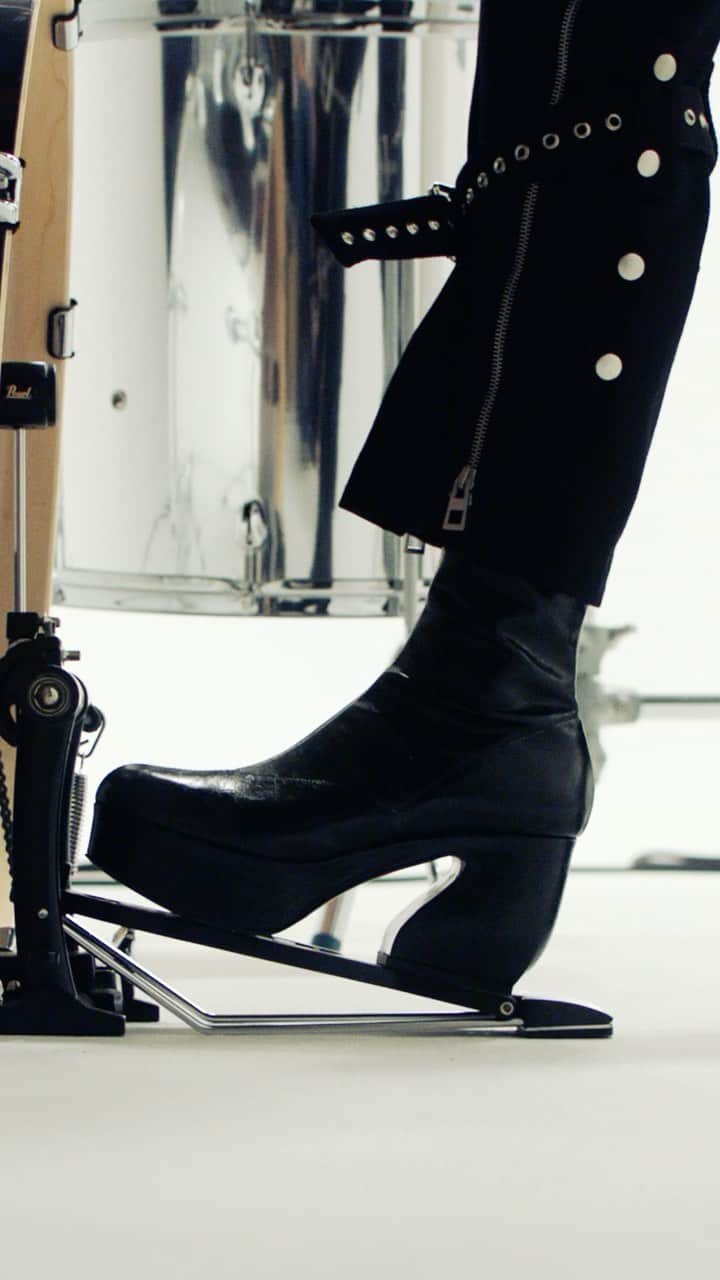 のインスタグラム：「Welcome to the latest era of #SIROSSI, created to empower you to embrace your individuality fully and express yourself without boundaries! Now available on sergiorossi.com #SergioRossi」