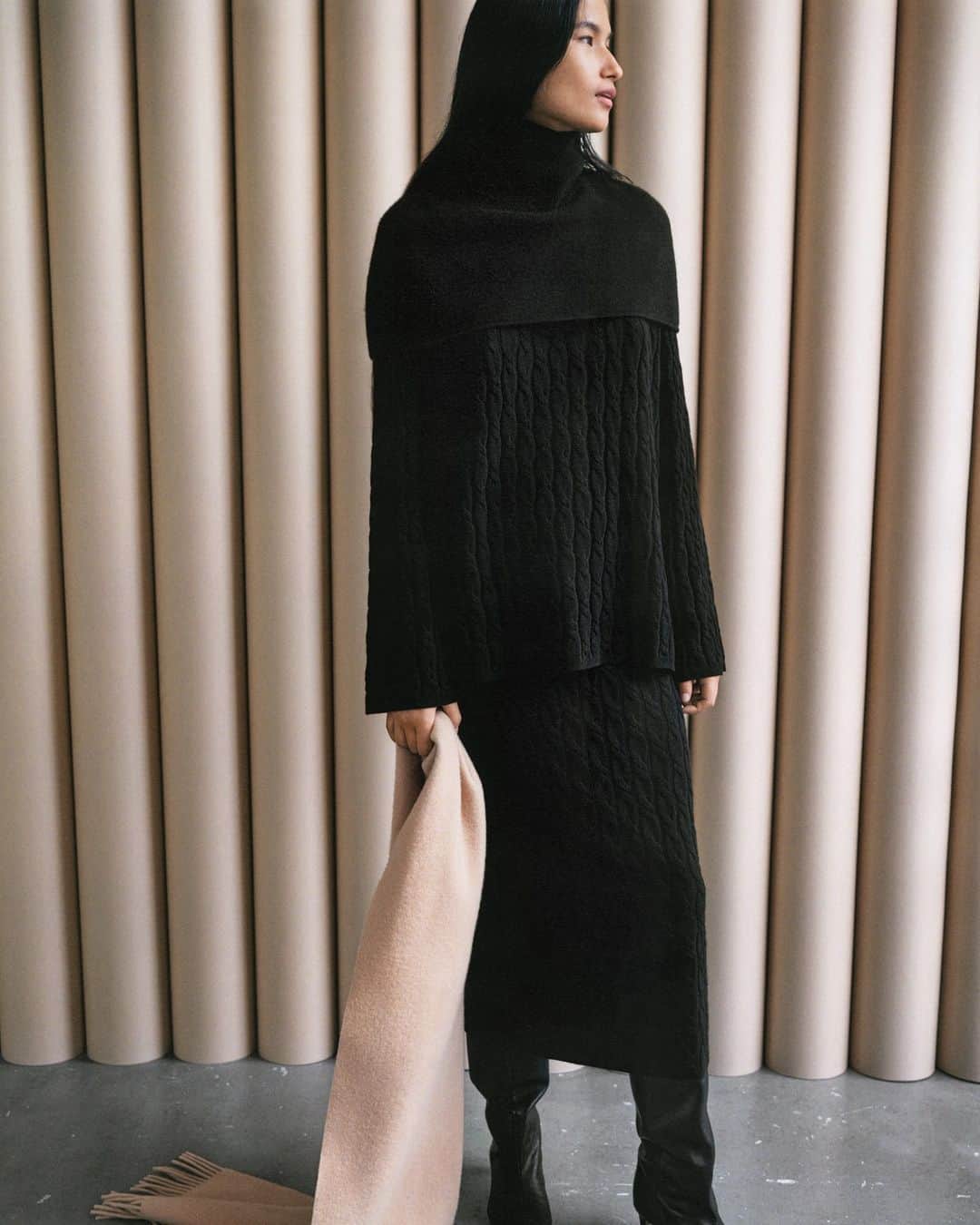 ARKETのインスタグラム：「Cashmere fibres are rare and precious. They are uniquely fine and insulating, spun into remarkably thin and soft yarns. The resulting knits have a stunning hand feel and drape, making them easy to love and hold on to for years.  Explore the latest edit: link in bio. - #ARKET」