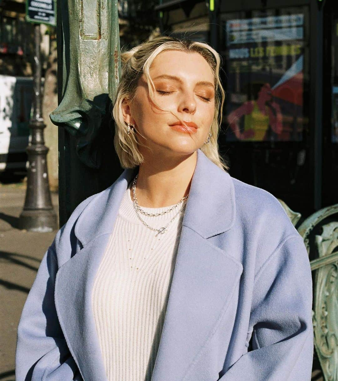 Estée Lalondeさんのインスタグラム写真 - (Estée LalondeInstagram)「There’s something about silver jewellery on a crisp day 🌬️#esteelalondeXdaisy @daisylondon」10月18日 21時40分 - esteelalonde