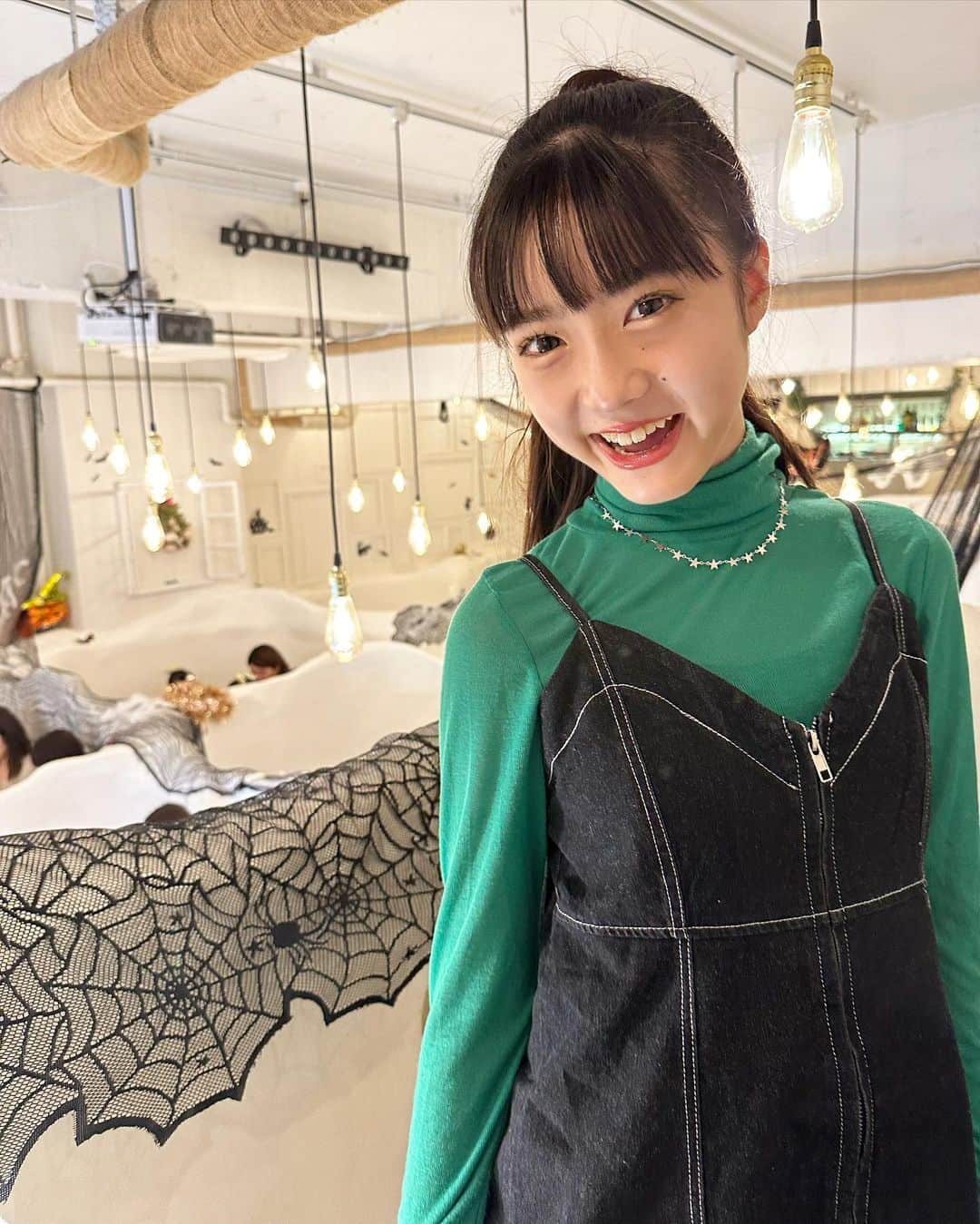 豊川亜咲のインスタグラム：「🕷️🎃 . かまくらカフェの2階席☁️ ハロウィン仕様で可愛いかった🩷 親友のお誕生日のお祝いしたよ🥂  #かまくらカフェ #ハロウイン #お誕生日会」