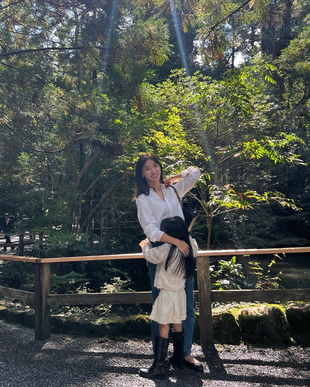 渡邊智子さんのインスタグラム写真 - (渡邊智子Instagram)「. 今年も主人の誕生日に合わせて伊勢神宮へ 参拝、ご祈祷に行ってきました。 とても広くてめちゃくちゃ歩くけど、 お天気も良く爽やかな風が気持ちよかった〜☺️🍃 伊勢うどんと赤福はマストです。」10月18日 21時35分 - _tomomon
