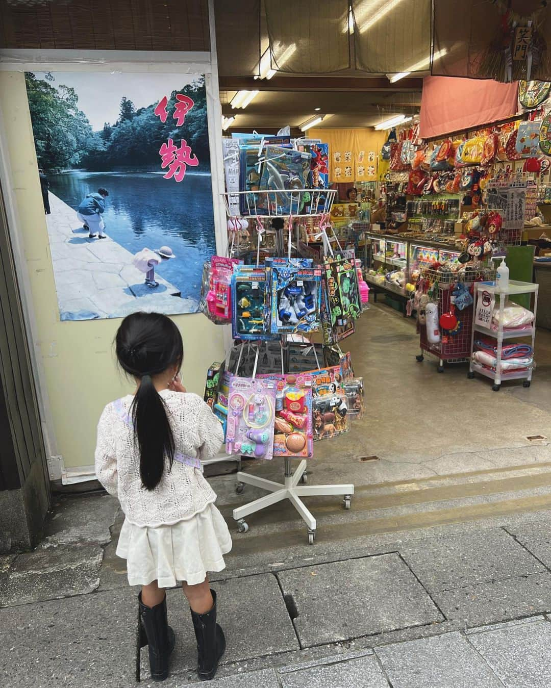 渡邊智子さんのインスタグラム写真 - (渡邊智子Instagram)「. 今年も主人の誕生日に合わせて伊勢神宮へ 参拝、ご祈祷に行ってきました。 とても広くてめちゃくちゃ歩くけど、 お天気も良く爽やかな風が気持ちよかった〜☺️🍃 伊勢うどんと赤福はマストです。」10月18日 21時35分 - _tomomon