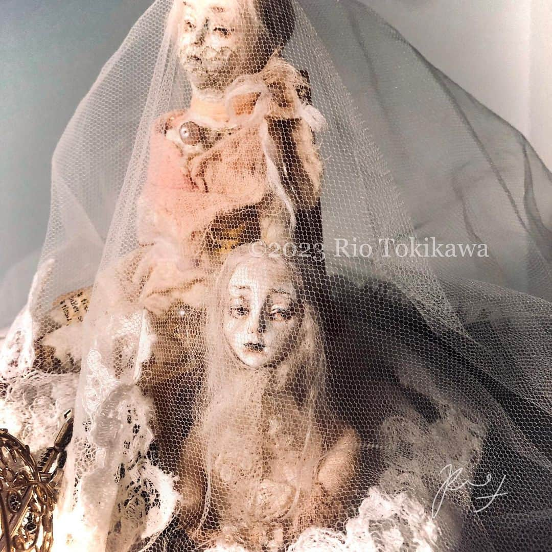 時川りおさんのインスタグラム写真 - (時川りおInstagram)「After abandoning paradise, some were transformed, some were born in strange forms. Not one of them looked the same face.  楽園を捨てあるものは姿を変え、あるものは不思議な形で生まれた 彼らはひとりとして同じ姿をしていなかった  ††††††††††† 教室展用の小さい子たちです。こちらは販売予定。   #制作過程 #人形  #wipart  #newcontemporaryart #originaldoll 　  #workinprogress #doll 　#fantasyart　#創作人形　#ドール　#artdoll #sculpture #彫刻　#ceramicart #陶土　#riotokikawa」10月18日 21時35分 - riotokikawa_doll