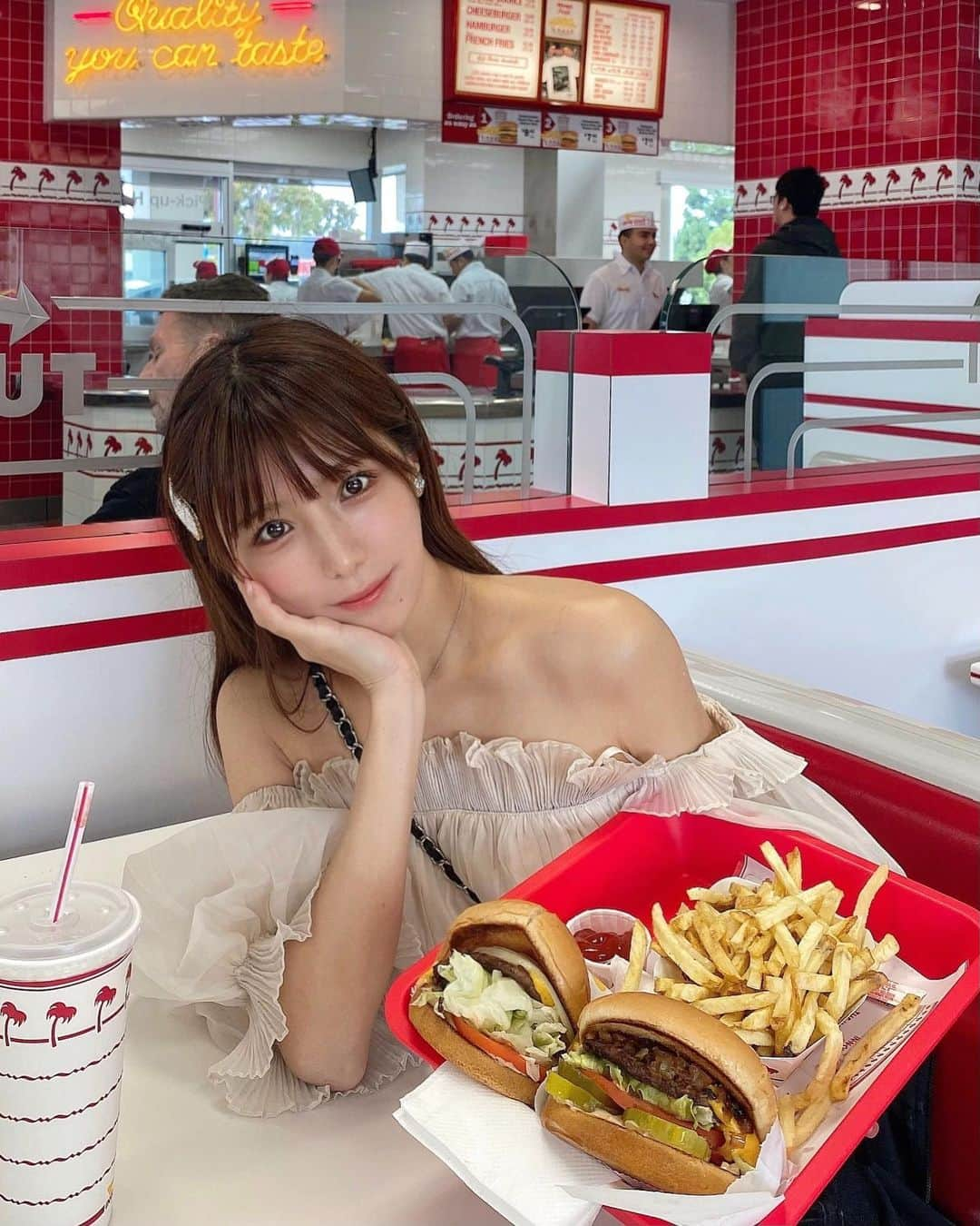 夏本あさみのインスタグラム：「毎日のトレーニングはハンバーガーのためにあります🍔」