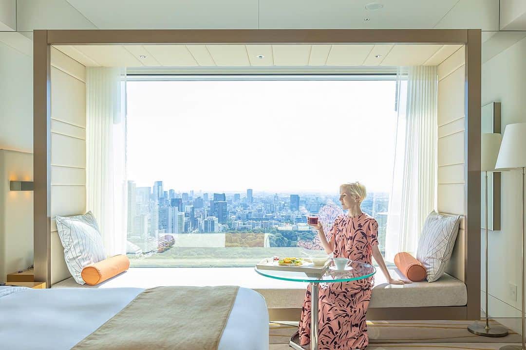 のインスタグラム：「【フィンランドの幸せな休日】  当ホテルでは、Connect to your futureをテーマに“持続可能な未来につなげる地球にやさしいホテル”を目指して、さまざまなサービスやプランを拡充しております。 今回は、サステナブル先進国であるフィンランドの自然やカルチャー、食を体験することで、人々の豊かなライフスタイルや大自然の恵みに触れ“幸せな休日”を過ごしていただこうと、フィンランド大使館商務部（Business Finland）上席商務官のラウラ・コピロウ氏をアドバイザーに迎え、ステイプランを考案🌲  オーバーナイトオーツの朝食やサウナ、自然の恵みを感じる“フィンランドの幸せな休日”を東京でご体験いただけます。  Under the theme of ”Connect to your future“, our hotel is expanding a variety of services and plans with the aim of becoming an ”eco-friendly hotel that connects to a sustainable future“.  This time, we are pleased to announce the ”FINNISH HAPPINESS“ with Business Finland, the senior commercial attache of the Embassy of Finland in Japan, to experience the nature, culture, and food of Finland, a leading sustainable country, and to have a ”happy holiday“ by experiencing the rich lifestyle and blessings of nature. The stay plan was devised with Ms. Laura Kopylow, Senior Advisor at the Business Department of the Embassy of Finland, as an advisor, to provide a ”happy holiday“ by experiencing Finland‘s nature, culture, and cuisine.  The plan includes overnight oats breakfast, a sauna, and a chance to experience a ”Happy Finnish Holiday“ in Tokyo.  Share your own images with us by tagging @princegallerytokyokioicho  ————————————————————— #theluxurycollection #princehotels #tokyohotel #marriottbonvoy #theprincegallerytokyokioicho #tokyohotelstay #finland #sauna #sustainability #ザプリンスギャラリー東京紀尾井町 #東京ホテル #ホテルステイ #東京ホテルステイ #フィンランド #サウナ #サステナビリティ」