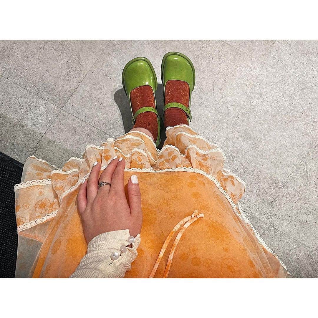 松尾レミのインスタグラム：「アルバムリリースに向けて、取材が始まってます🫶ここ最近、白ネイルが好き！」