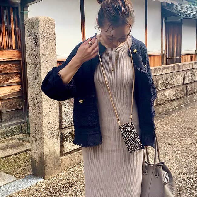 ree_mstorynのインスタグラム：「⸜ ⸜ 𝓝𝓮𝔀 ⸝ ⸝  秋の装いによく合う キラッと品よく光沢のある チェック柄のiPhoneケース  バイアスシャイニーチェックiPhoneケース カラーは ブルーとブラックの2色展開   @ranasora ちゃんの  ハンドメイドスマホケース   便利なショルダーチェーンの  オプションも◎ 他にもかわいいスマホケースがたくさん   minne、creemaで販売中 です   #ranasora #handmade #スマホケース #minneで販売中 #creemaで販売中 #刺繍 #pr #coordinate #outfit #outfitoftheday #instafashion #大人カジュアル #40代コーデ #vsco #vscame」