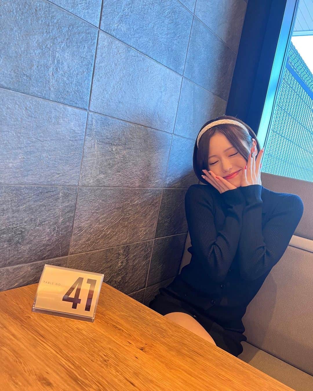 のインスタグラム：「タイトなニットワンピすき🥷🏻💘」